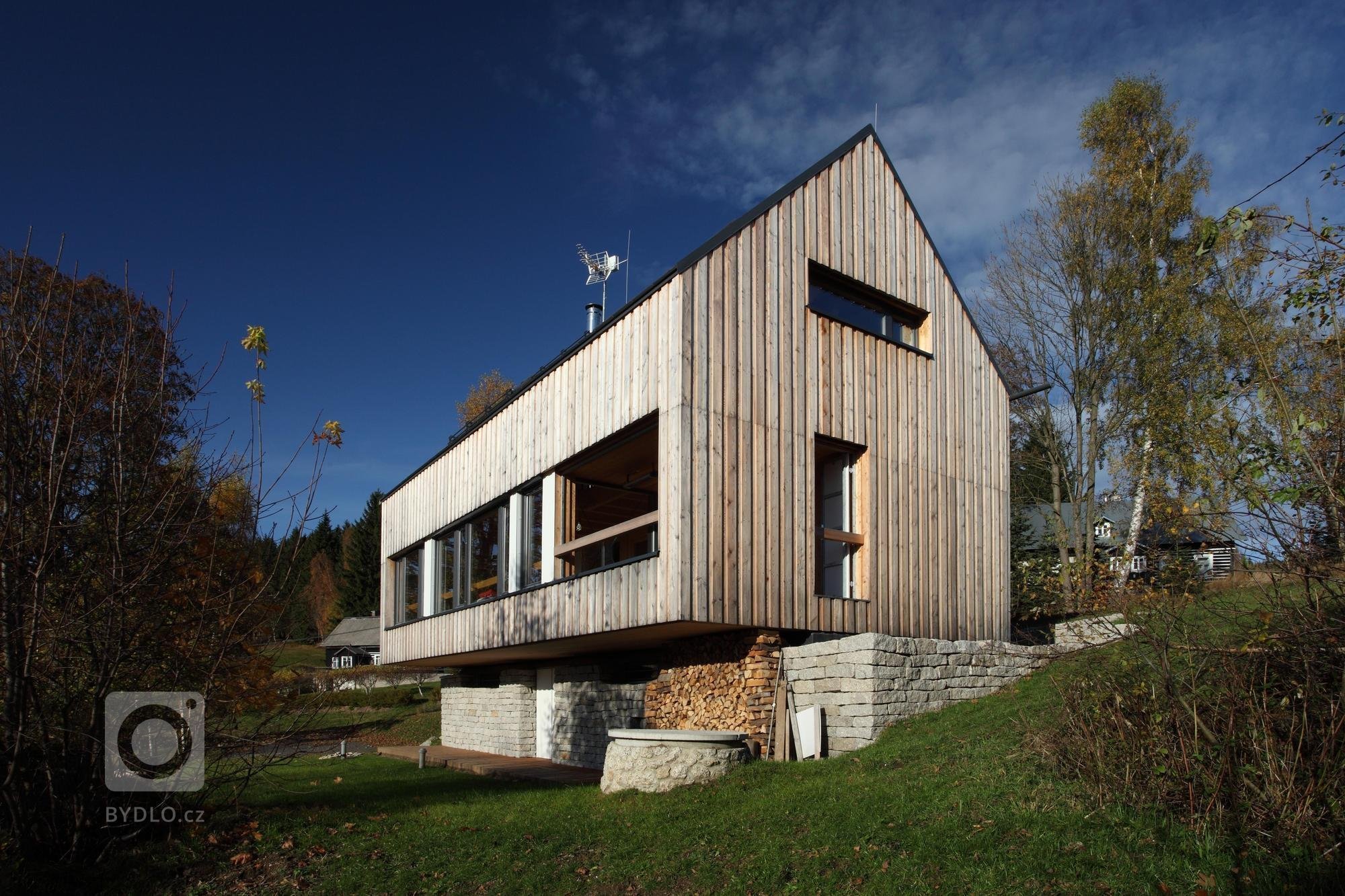 Tento dům vychází z původní architektury jednoduchých, půdorysně obdélných chalup se sedlovou střechou, které jsou všude kolem rozeseté rovnoběžně s&nbsp…