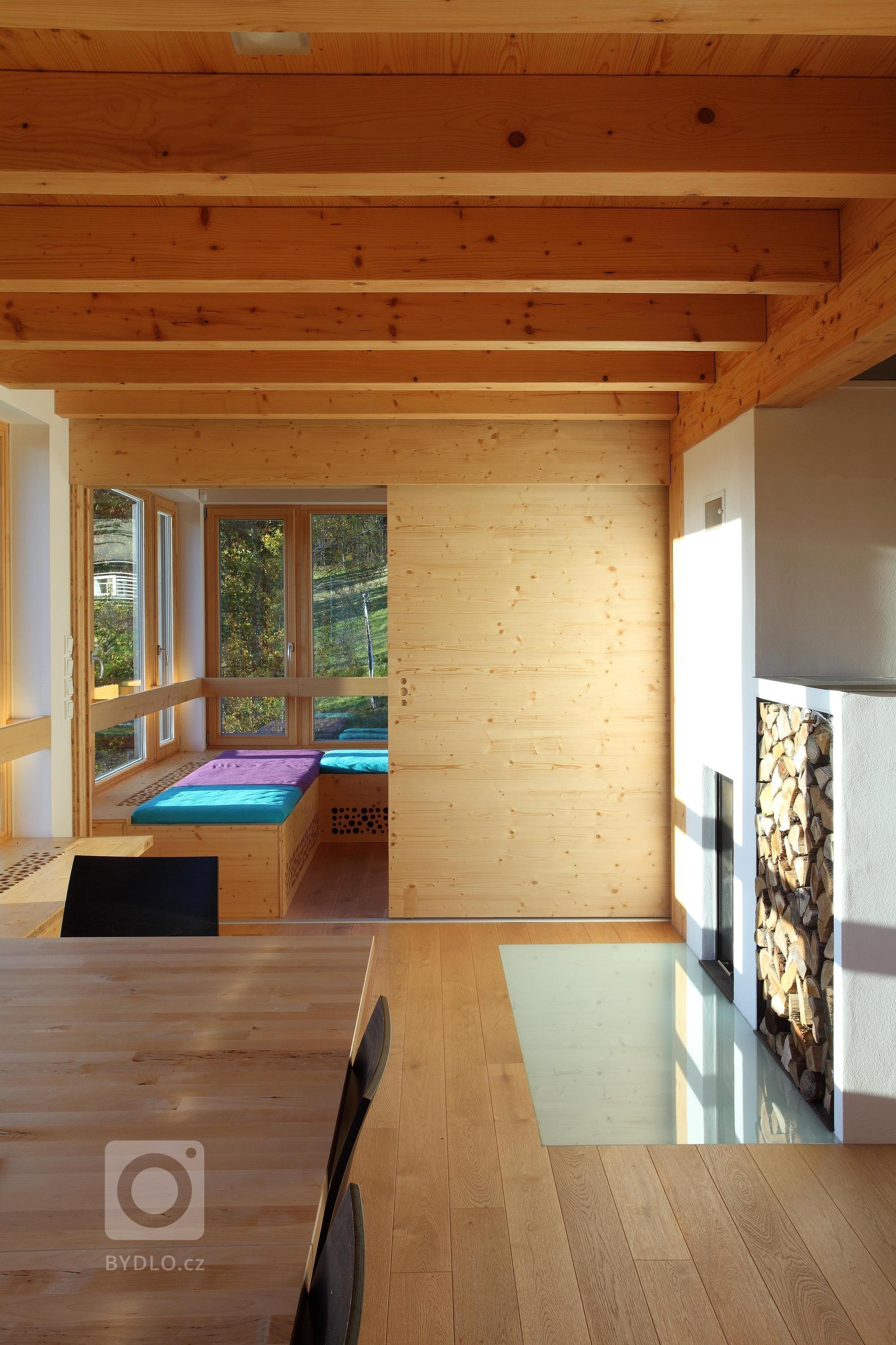 Tento dům vychází z původní architektury jednoduchých, půdorysně obdélných chalup se sedlovou střechou, které jsou všude kolem rozeseté rovnoběžně s&nbsp…