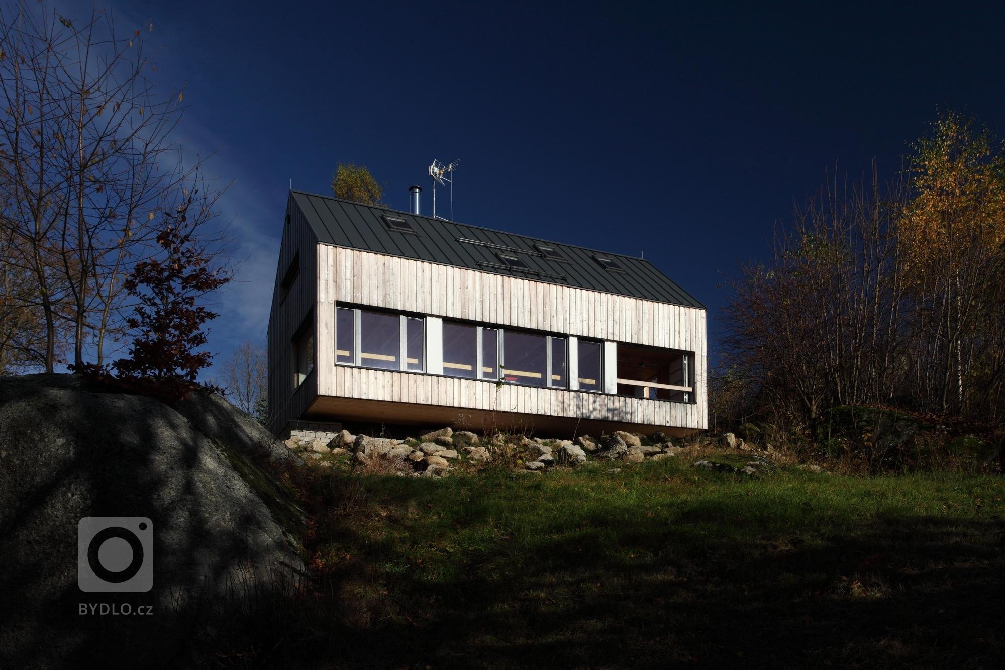 Tento dům vychází z původní architektury jednoduchých, půdorysně obdélných chalup se sedlovou střechou, které jsou všude kolem rozeseté rovnoběžně s&nbsp…