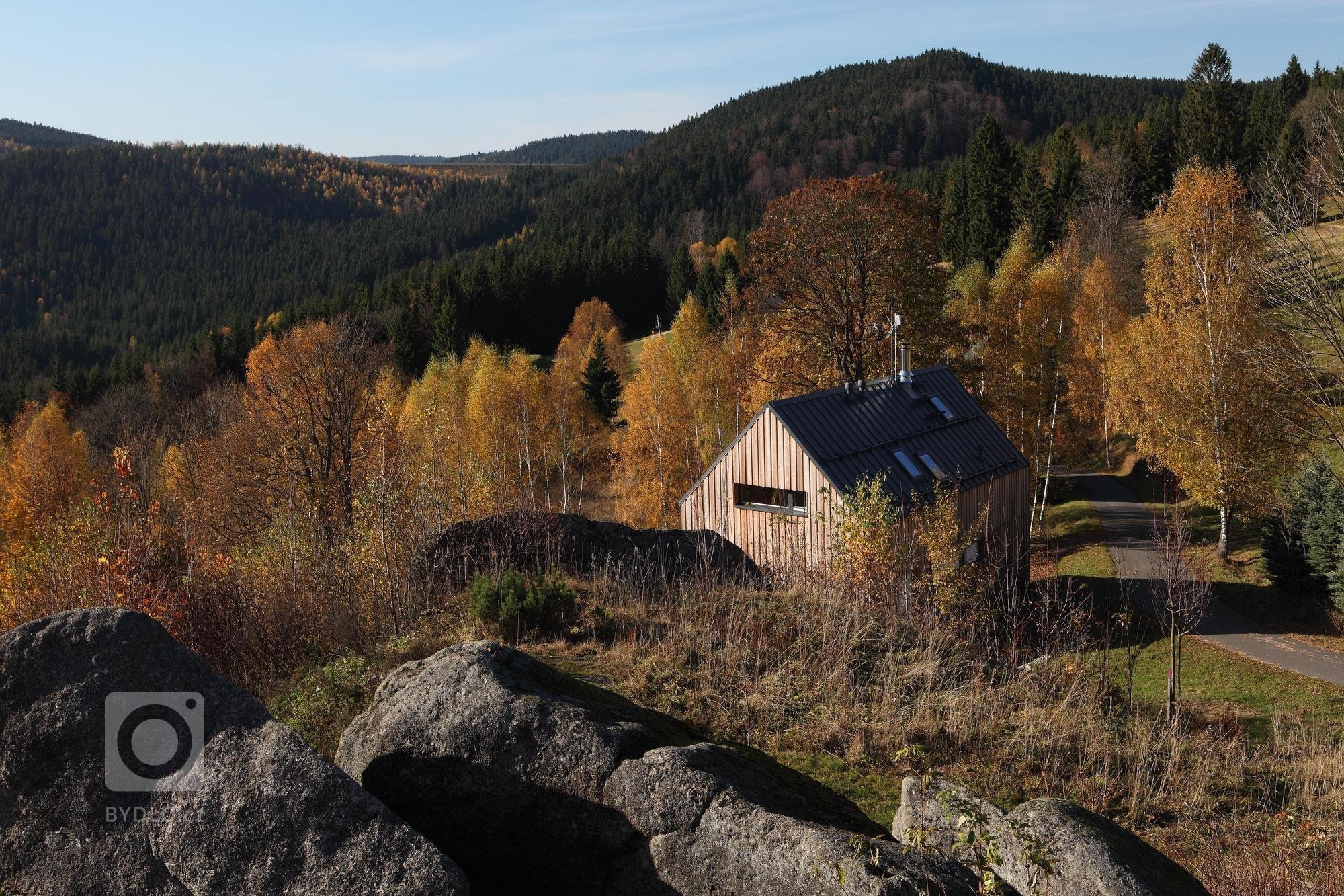 Tento dům vychází z původní architektury jednoduchých, půdorysně obdélných chalup se sedlovou střechou, které jsou všude kolem rozeseté rovnoběžně s&nbsp…