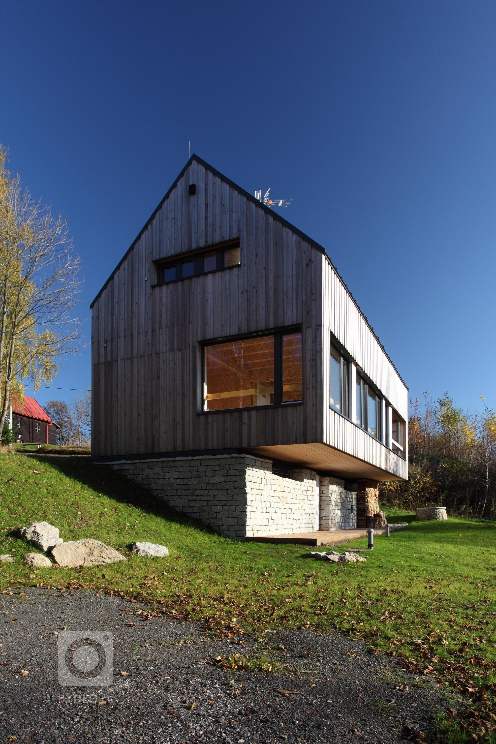 Tento dům vychází z původní architektury jednoduchých, půdorysně obdélných chalup se sedlovou střechou, které jsou všude kolem rozeseté rovnoběžně s&nbsp…