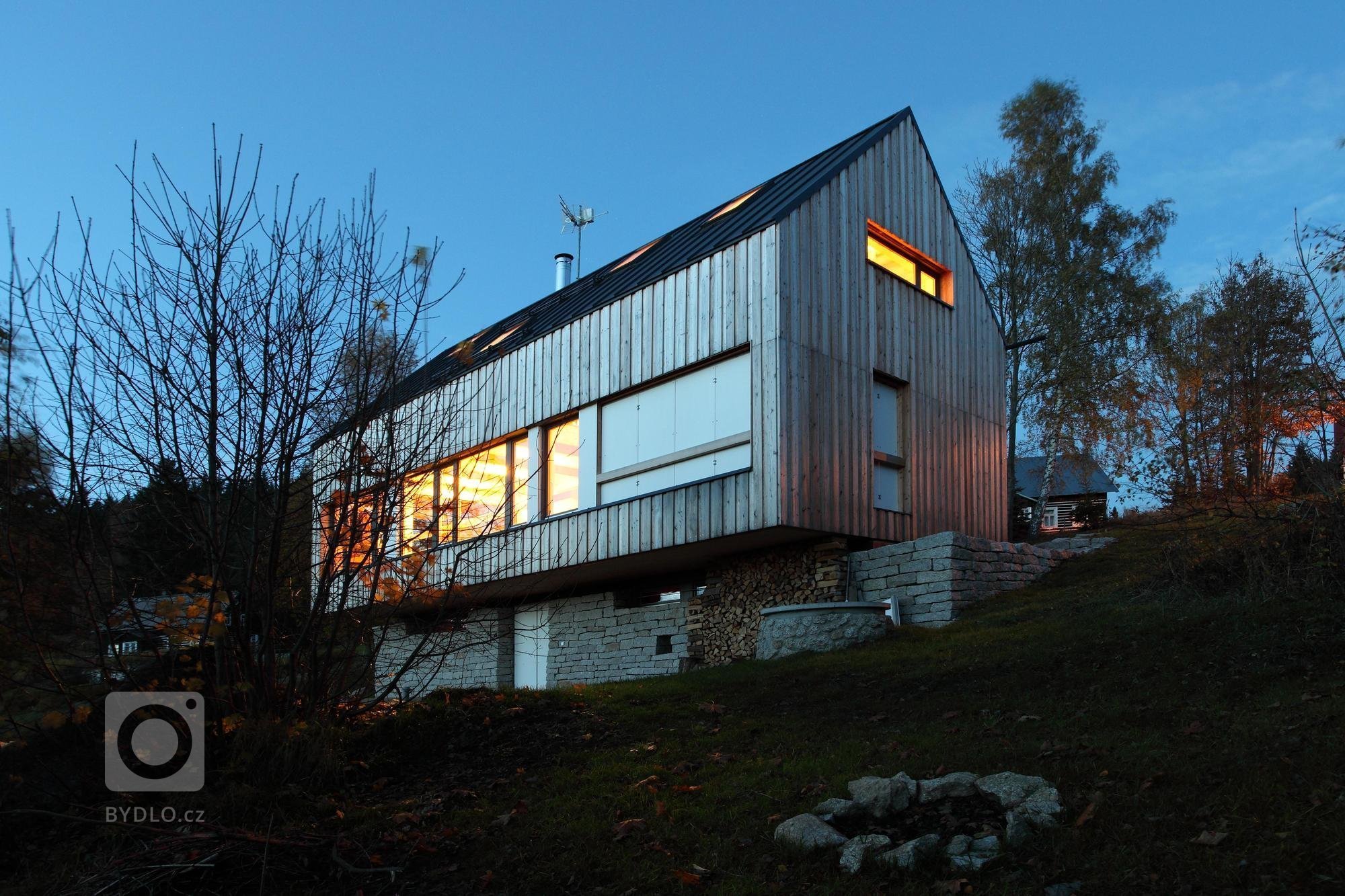 Tento dům vychází z původní architektury jednoduchých, půdorysně obdélných chalup se sedlovou střechou, které jsou všude kolem rozeseté rovnoběžně s&nbsp…