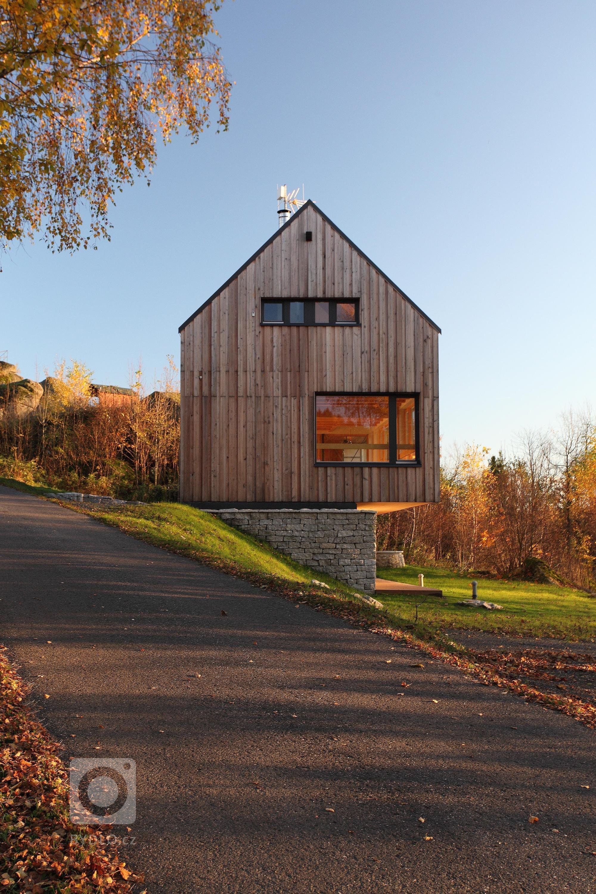 Tento dům vychází z původní architektury jednoduchých, půdorysně obdélných chalup se sedlovou střechou, které jsou všude kolem rozeseté rovnoběžně s&nbsp…
