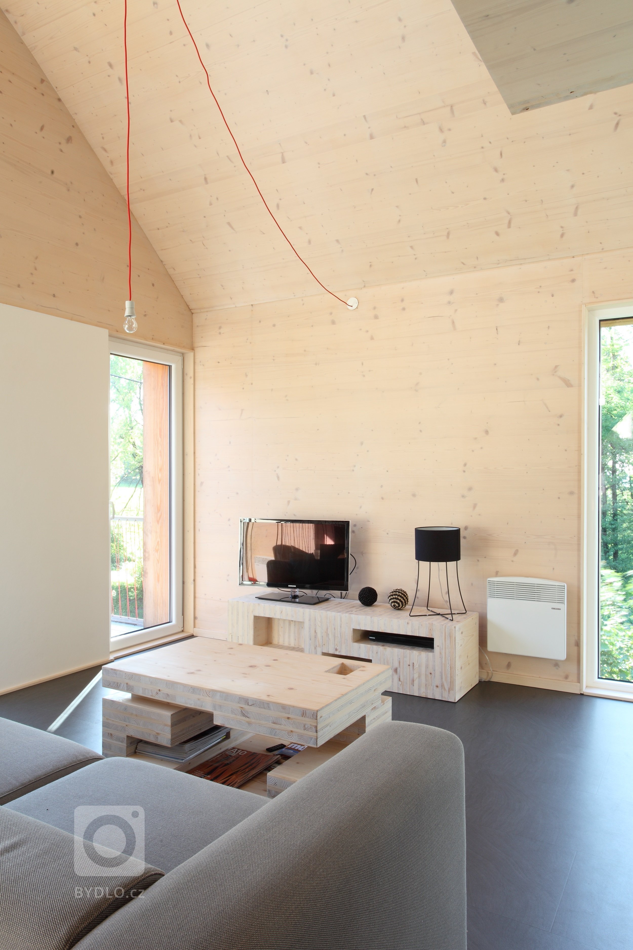 Pokud toužíte vyzkoušet svou &ldquo;testovací jízdu&rdquo; v moderní dřevostavbě, pak je Domesi Concept House určen právě vám! Víkendový dům - s veškerým…