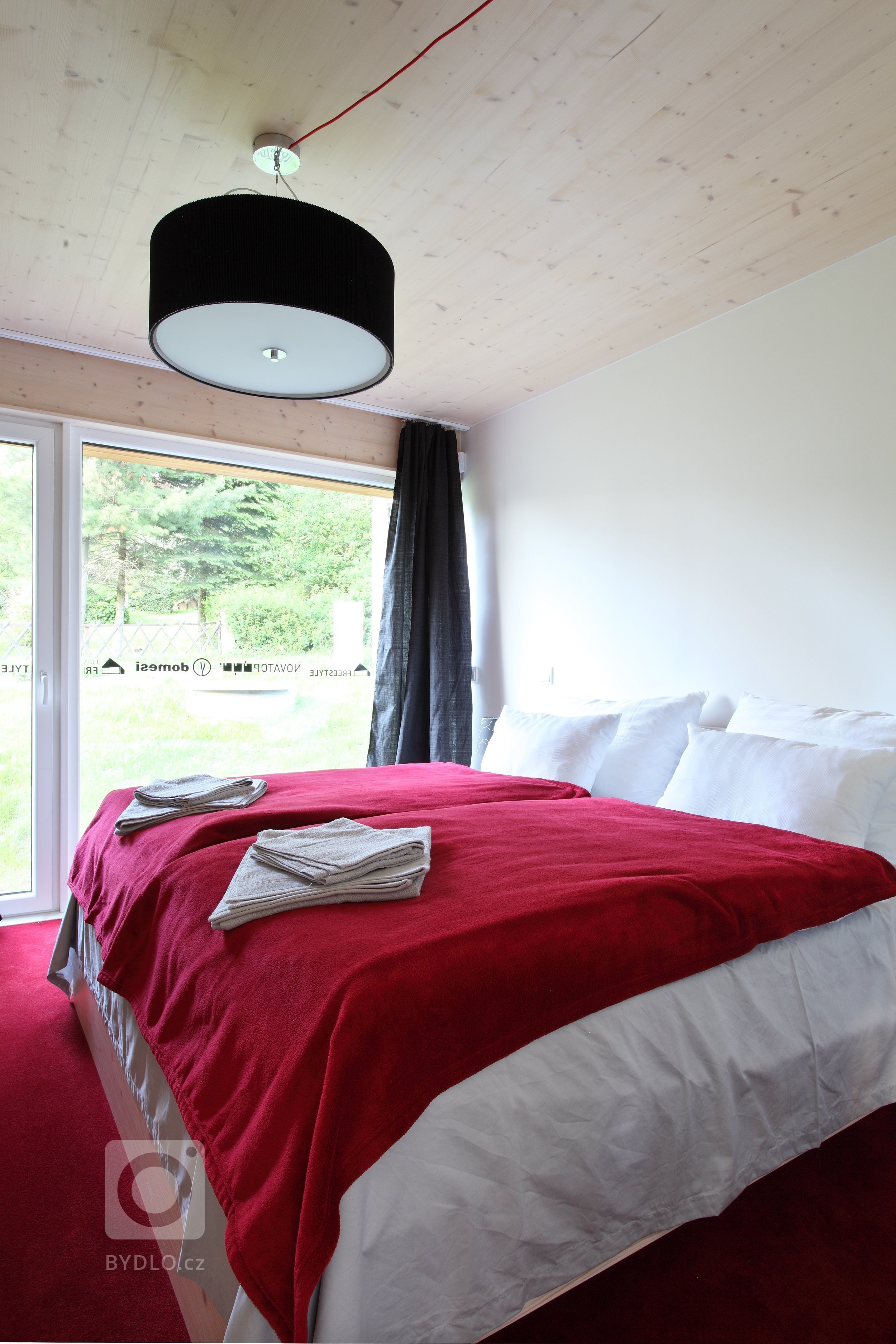 Pokud toužíte vyzkoušet svou &ldquo;testovací jízdu&rdquo; v moderní dřevostavbě, pak je Domesi Concept House určen právě vám! Víkendový dům - s veškerým…