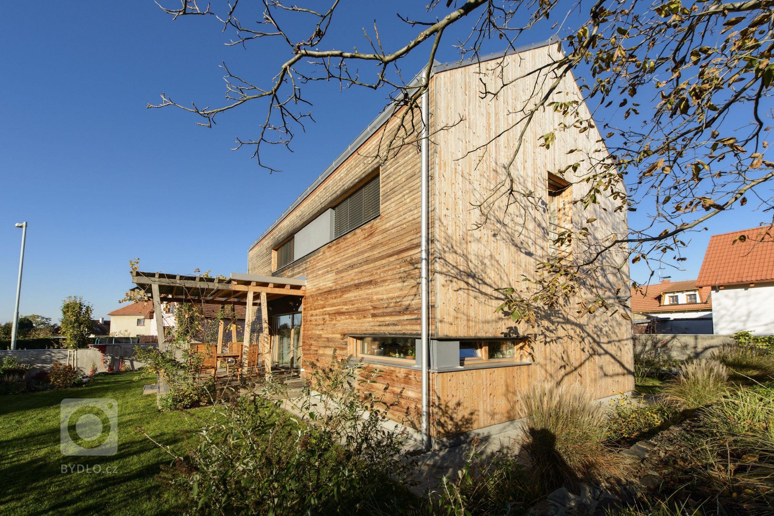 Moderní dřevostavba&nbsp;v&nbsp;pasivním standardu&nbsp;pro mladou rodinu, citlivě zasazená do stávající zástavby historické obce na okraji Prahy, složena ze…
