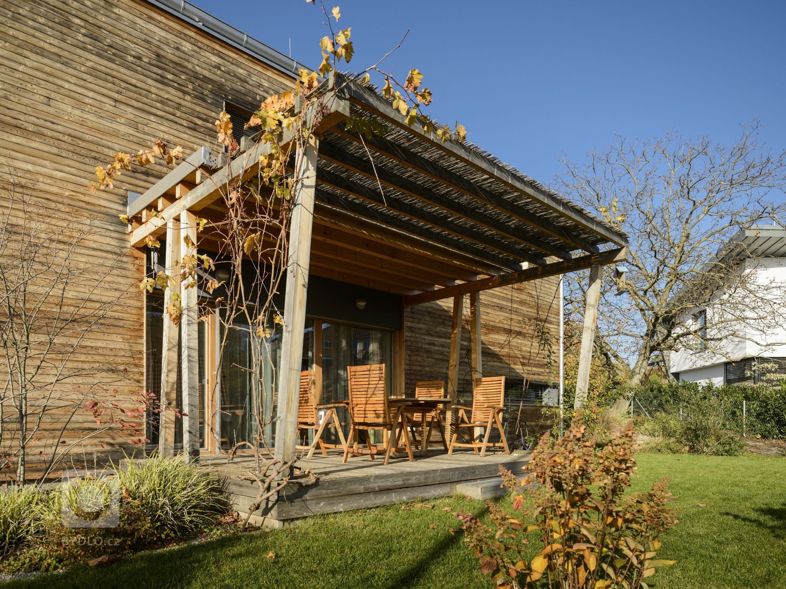 Moderní dřevostavba&nbsp;v&nbsp;pasivním standardu&nbsp;pro mladou rodinu, citlivě zasazená do stávající zástavby historické obce na okraji Prahy, složena ze…