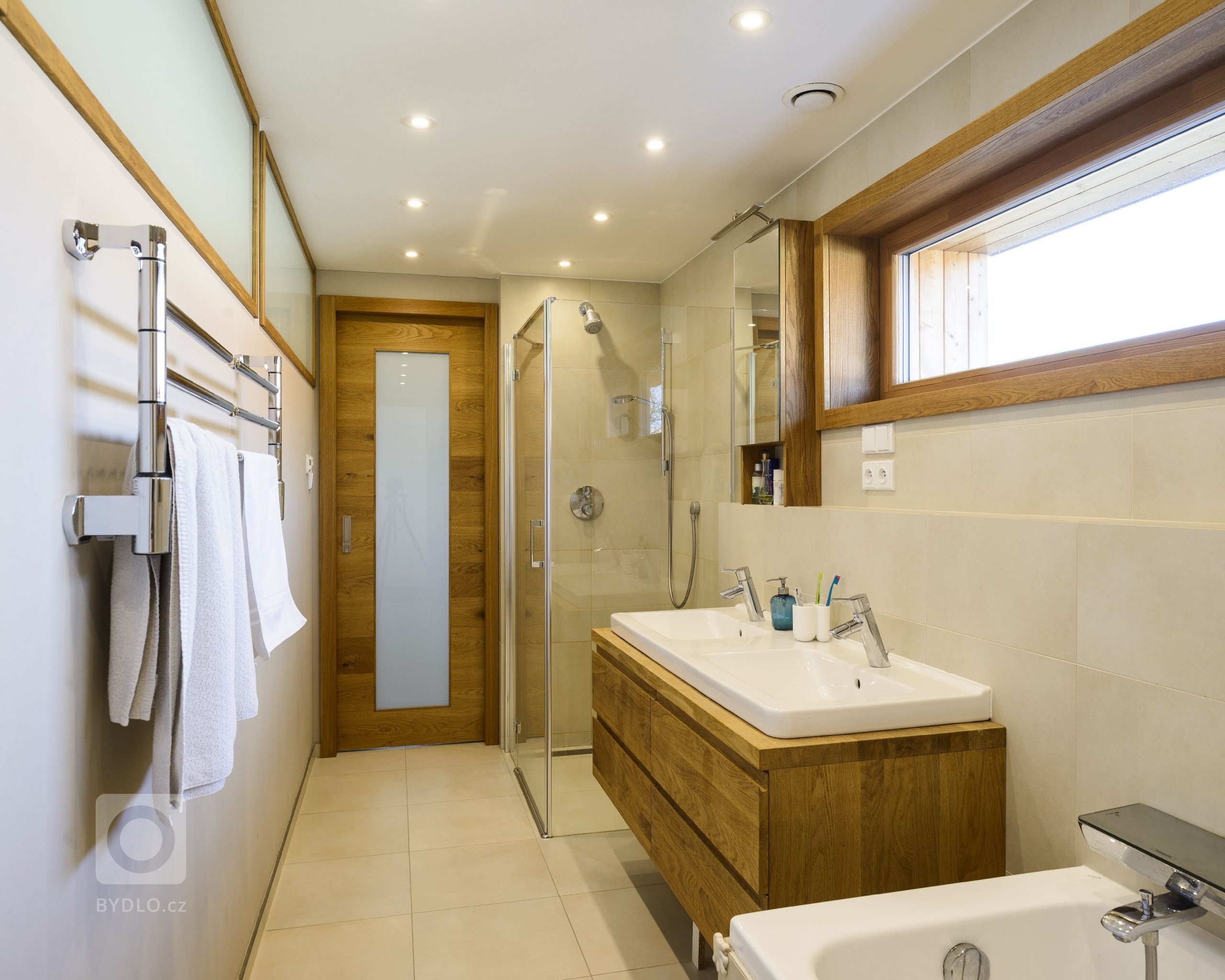 Moderní dřevostavba&nbsp;v&nbsp;pasivním standardu&nbsp;pro mladou rodinu, citlivě zasazená do stávající zástavby historické obce na okraji Prahy, složena ze…