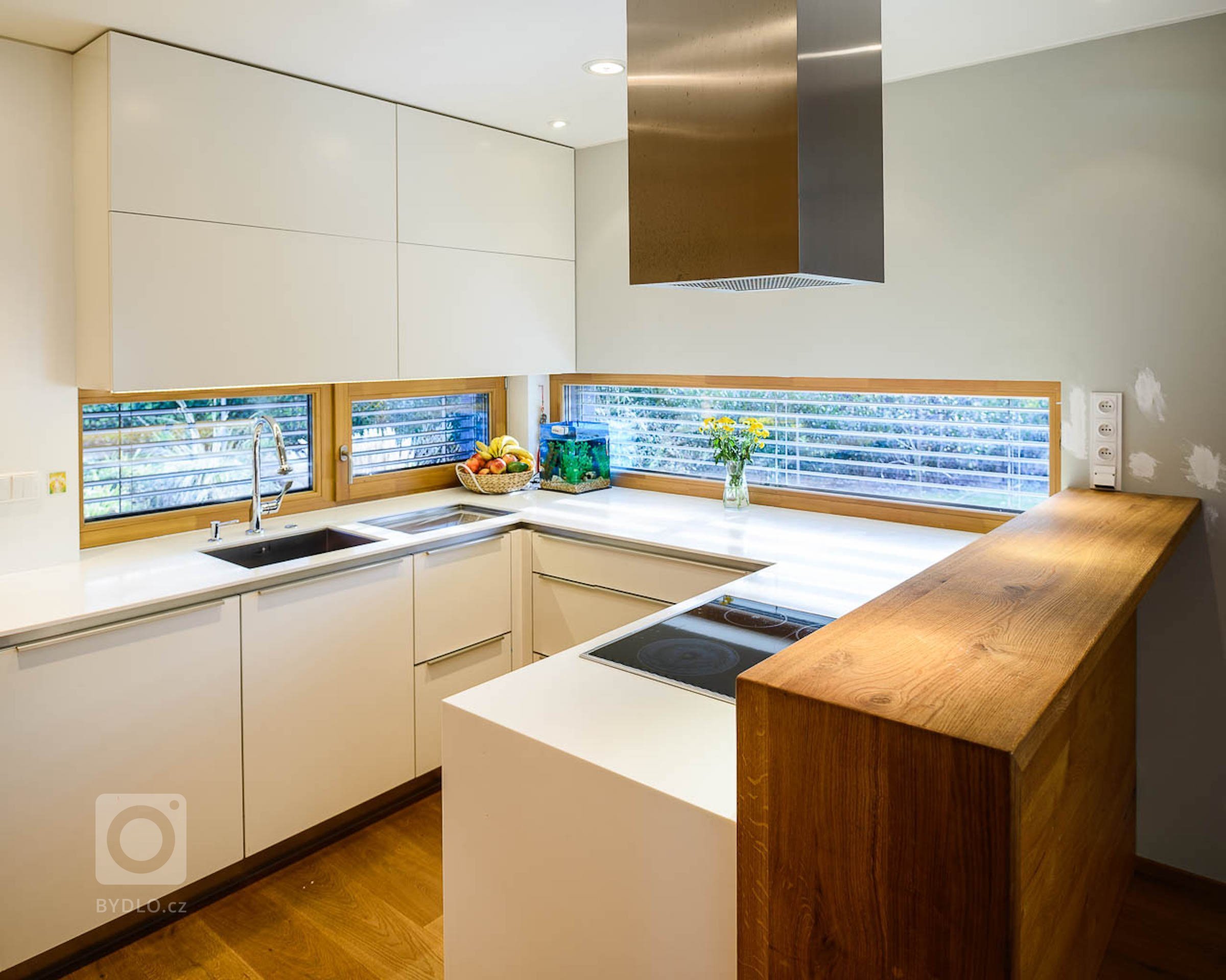 Moderní dřevostavba&nbsp;v&nbsp;pasivním standardu&nbsp;pro mladou rodinu, citlivě zasazená do stávající zástavby historické obce na okraji Prahy, složena ze…