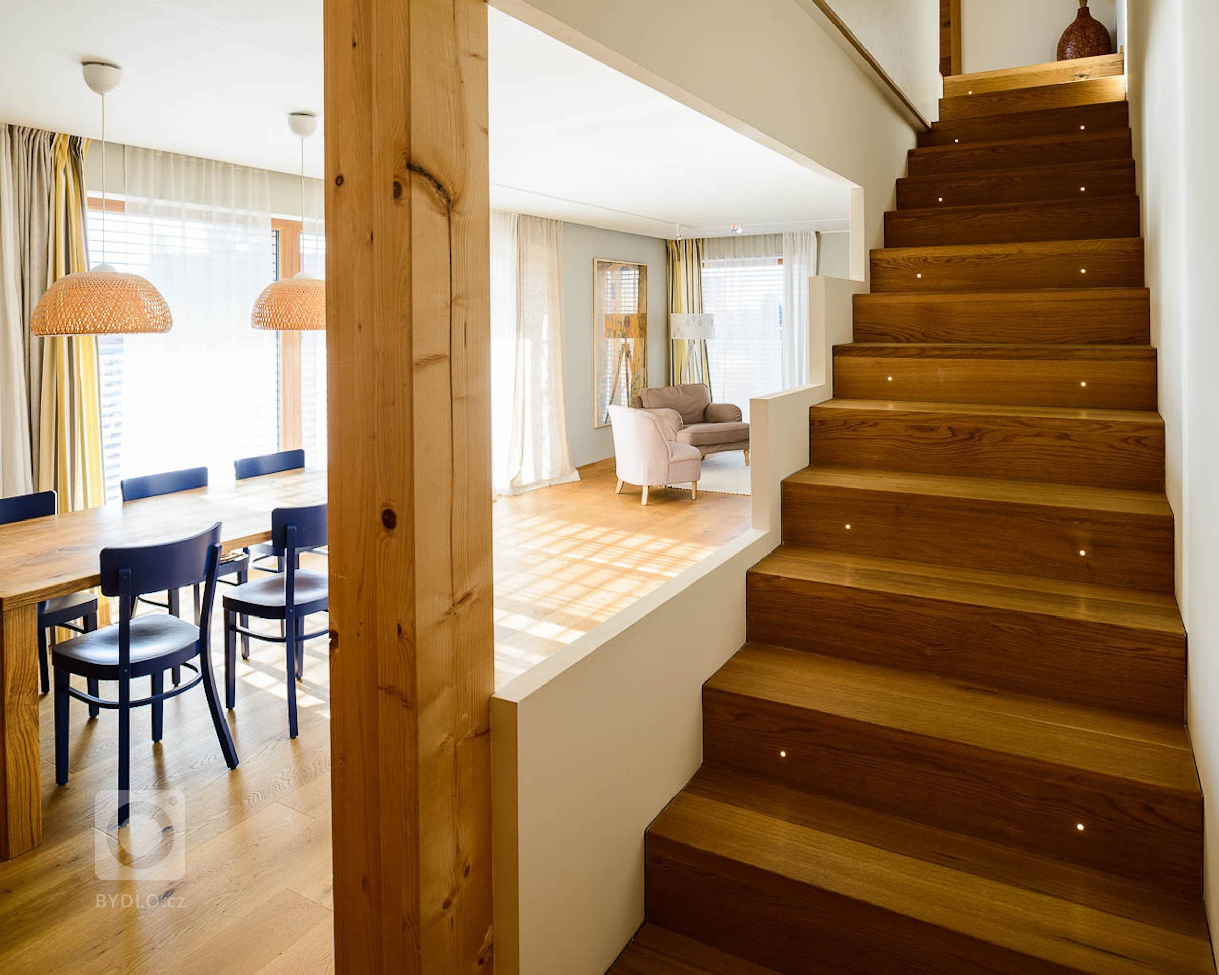 Moderní dřevostavba&nbsp;v&nbsp;pasivním standardu&nbsp;pro mladou rodinu, citlivě zasazená do stávající zástavby historické obce na okraji Prahy, složena ze…