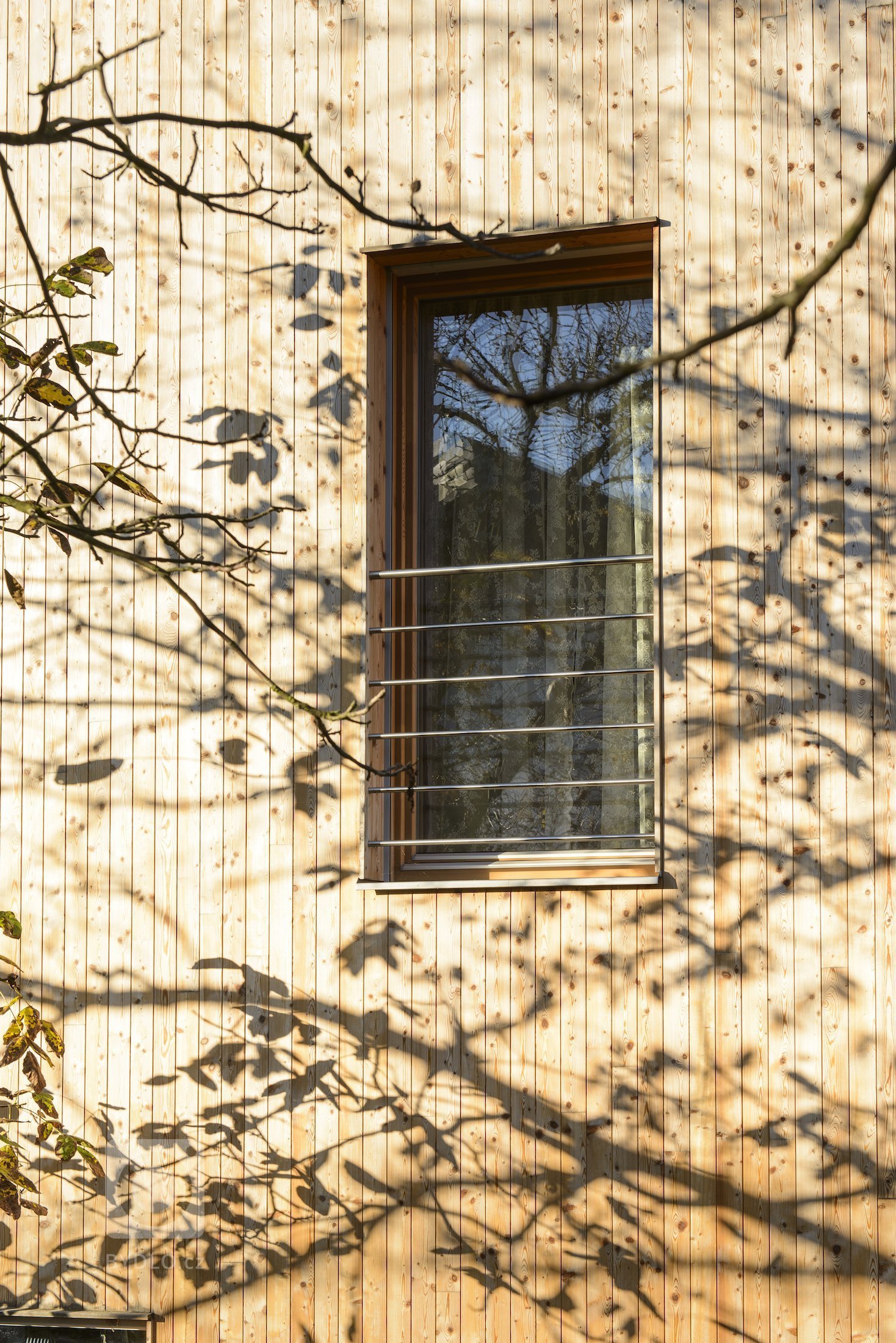 Moderní dřevostavba&nbsp;v&nbsp;pasivním standardu&nbsp;pro mladou rodinu, citlivě zasazená do stávající zástavby historické obce na okraji Prahy, složena ze…