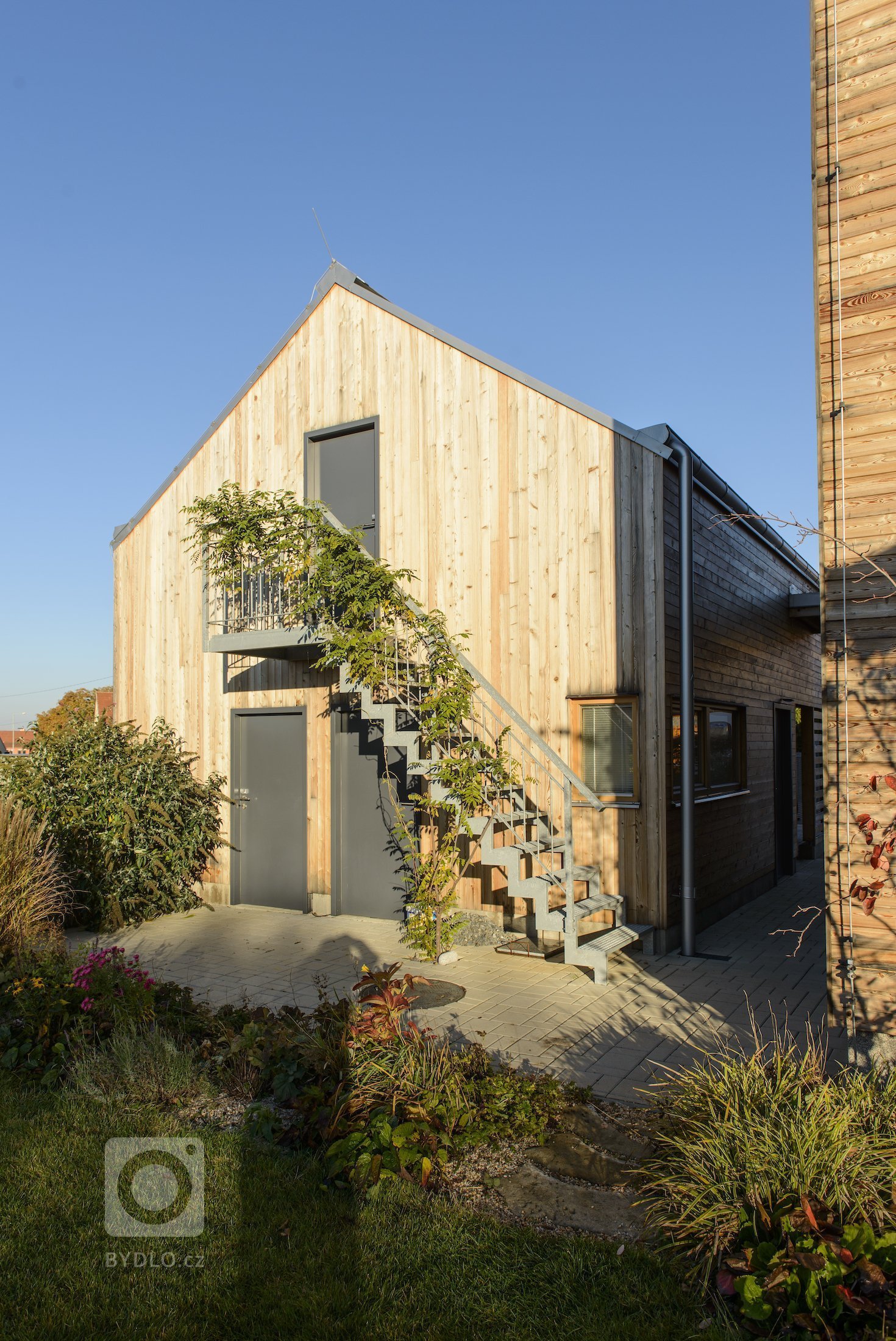 Moderní dřevostavba&nbsp;v&nbsp;pasivním standardu&nbsp;pro mladou rodinu, citlivě zasazená do stávající zástavby historické obce na okraji Prahy, složena ze…