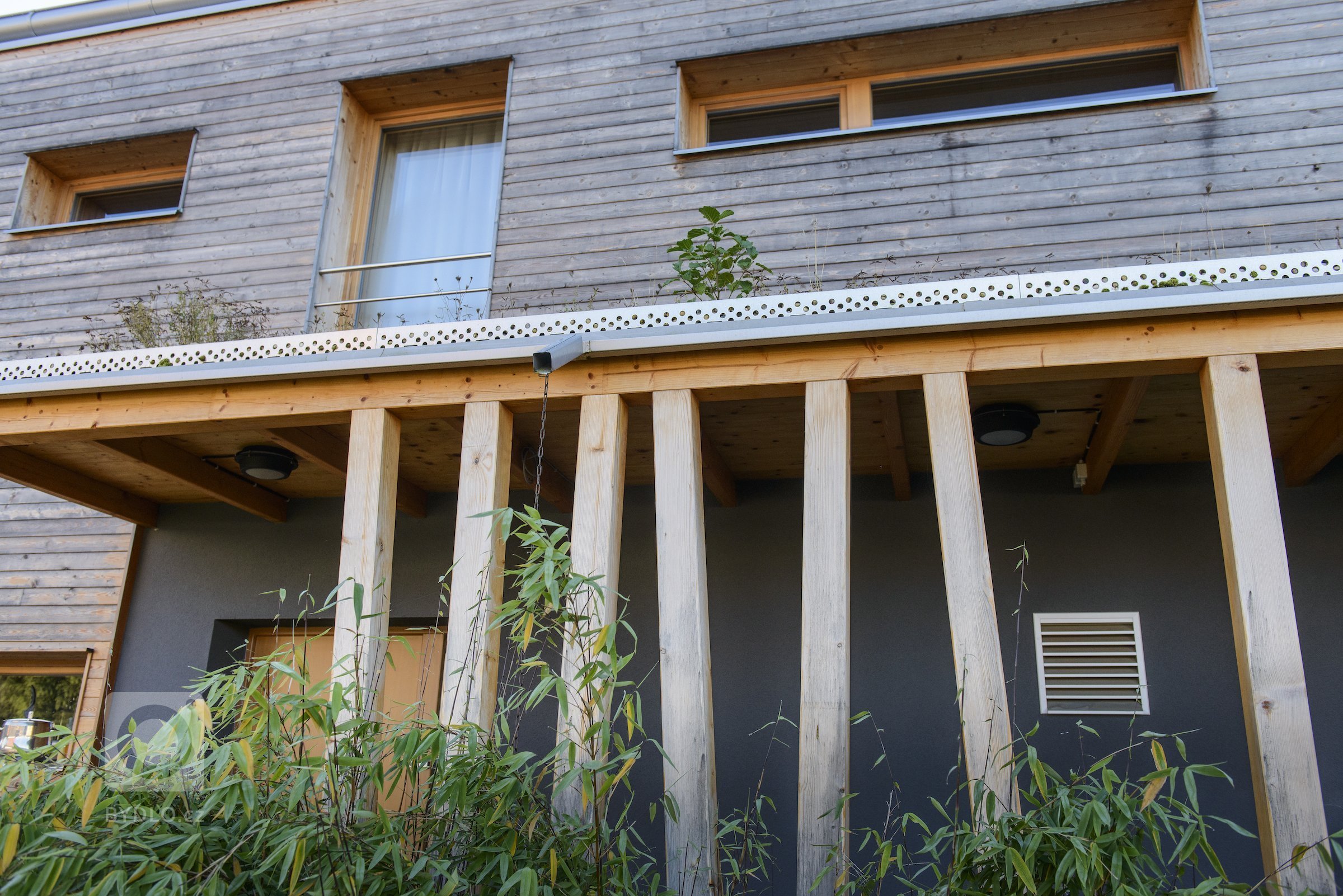 Moderní dřevostavba&nbsp;v&nbsp;pasivním standardu&nbsp;pro mladou rodinu, citlivě zasazená do stávající zástavby historické obce na okraji Prahy, složena ze…