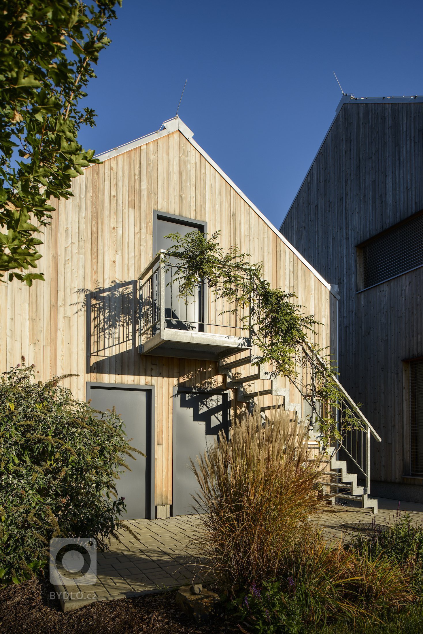 Moderní dřevostavba&nbsp;v&nbsp;pasivním standardu&nbsp;pro mladou rodinu, citlivě zasazená do stávající zástavby historické obce na okraji Prahy, složena ze…