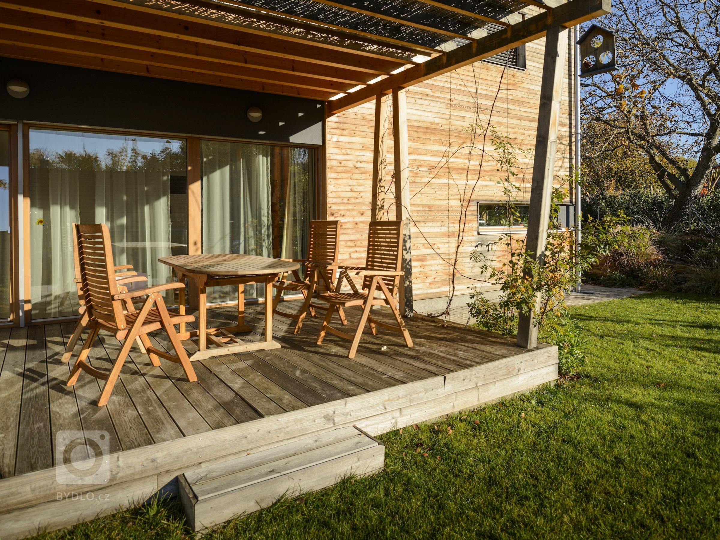 Moderní dřevostavba&nbsp;v&nbsp;pasivním standardu&nbsp;pro mladou rodinu, citlivě zasazená do stávající zástavby historické obce na okraji Prahy, složena ze…