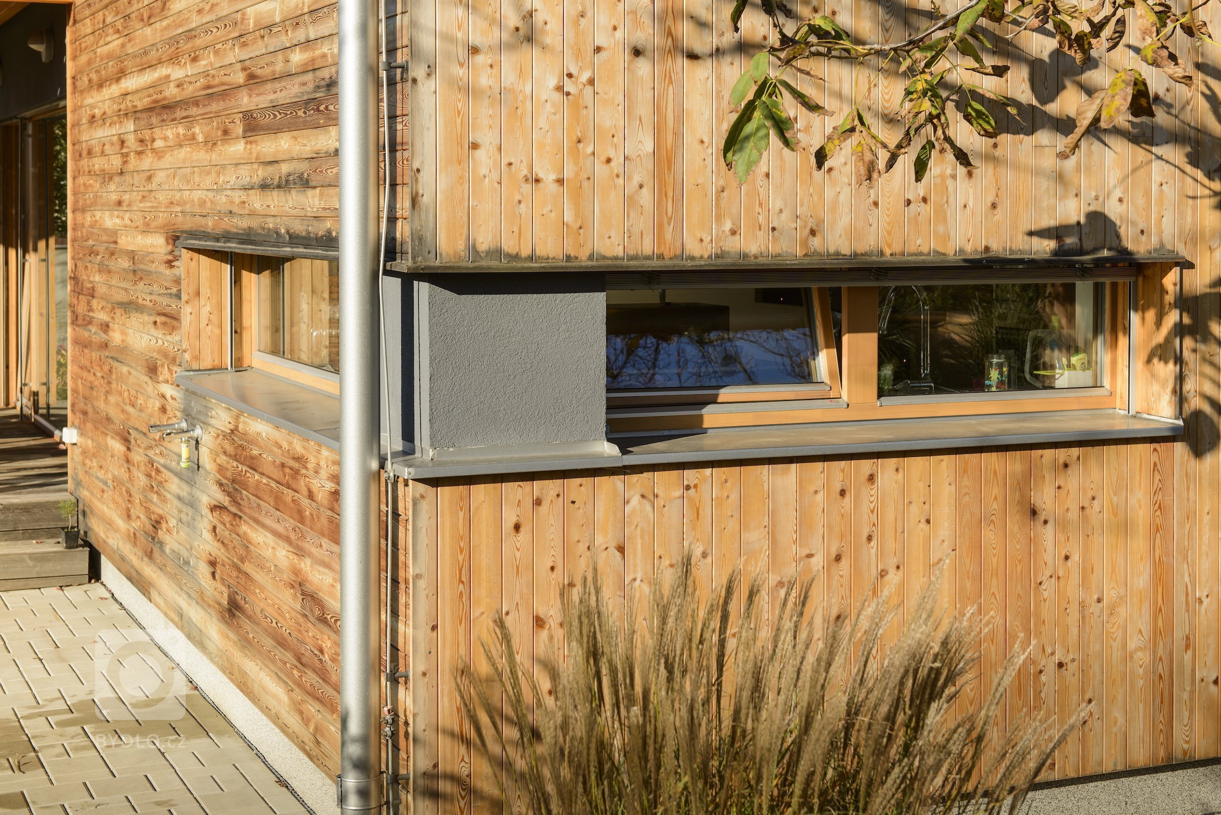 Moderní dřevostavba&nbsp;v&nbsp;pasivním standardu&nbsp;pro mladou rodinu, citlivě zasazená do stávající zástavby historické obce na okraji Prahy, složena ze…