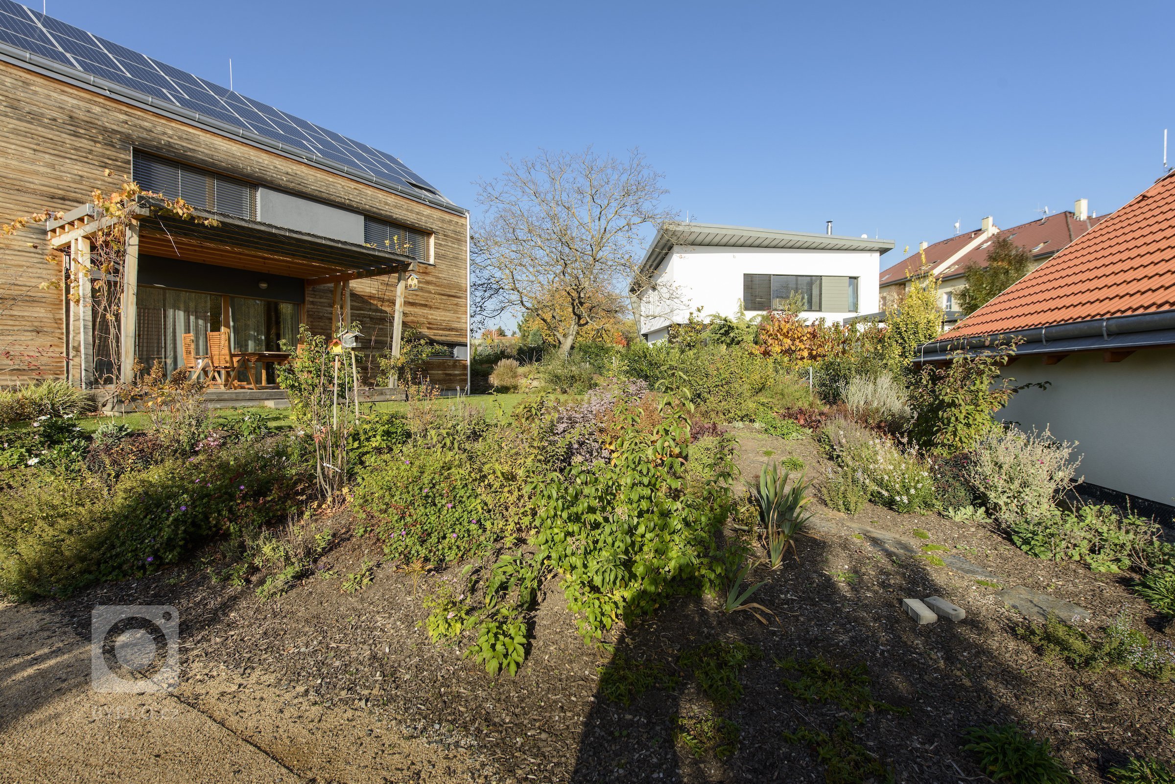 Moderní dřevostavba&nbsp;v&nbsp;pasivním standardu&nbsp;pro mladou rodinu, citlivě zasazená do stávající zástavby historické obce na okraji Prahy, složena ze…