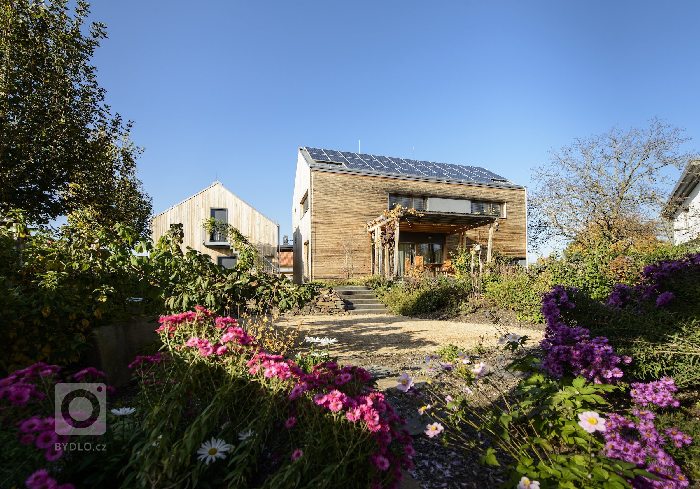 Moderní dřevostavba&nbsp;v&nbsp;pasivním standardu&nbsp;pro mladou rodinu, citlivě zasazená do stávající zástavby historické obce na okraji Prahy, složena ze…