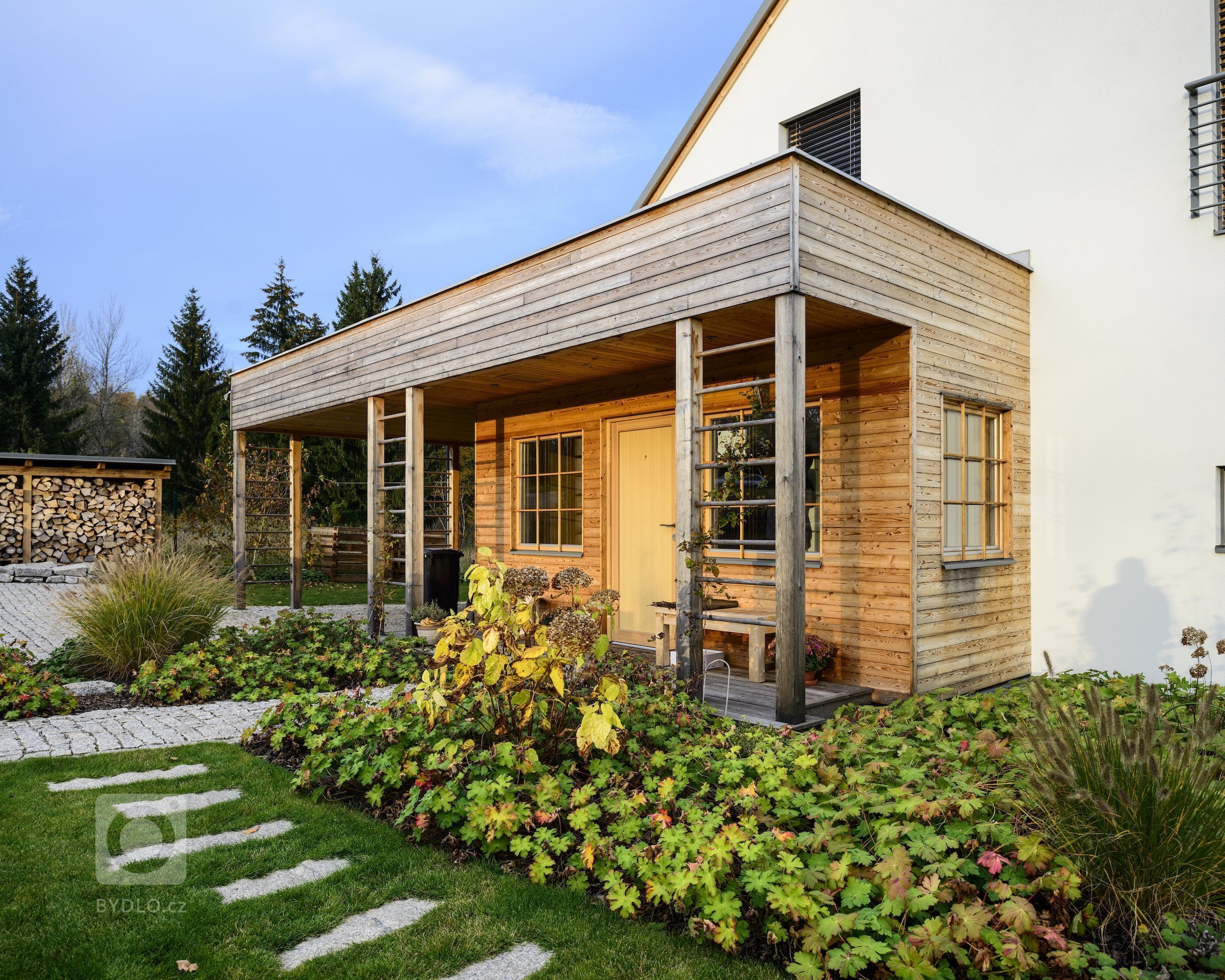 Koncepce rodinného domu s&nbsp;permakulturní zahradou pro japonsko-český manželský pár je vedena snahou o&nbsp;jednoduché, funkční a kultivované řešení, které…