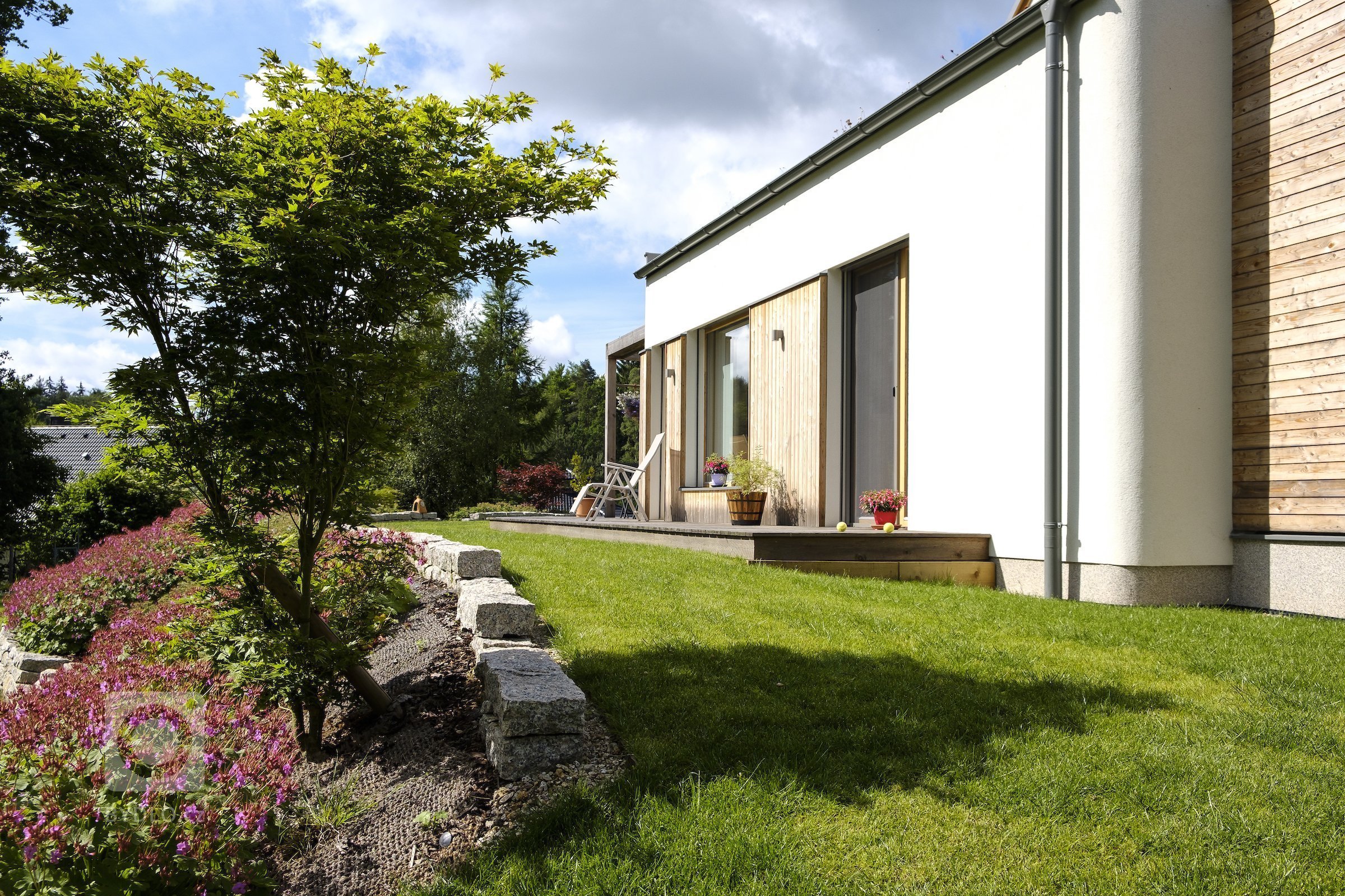 Koncepce rodinného domu s&nbsp;permakulturní zahradou pro japonsko-český manželský pár je vedena snahou o&nbsp;jednoduché, funkční a kultivované řešení, které…