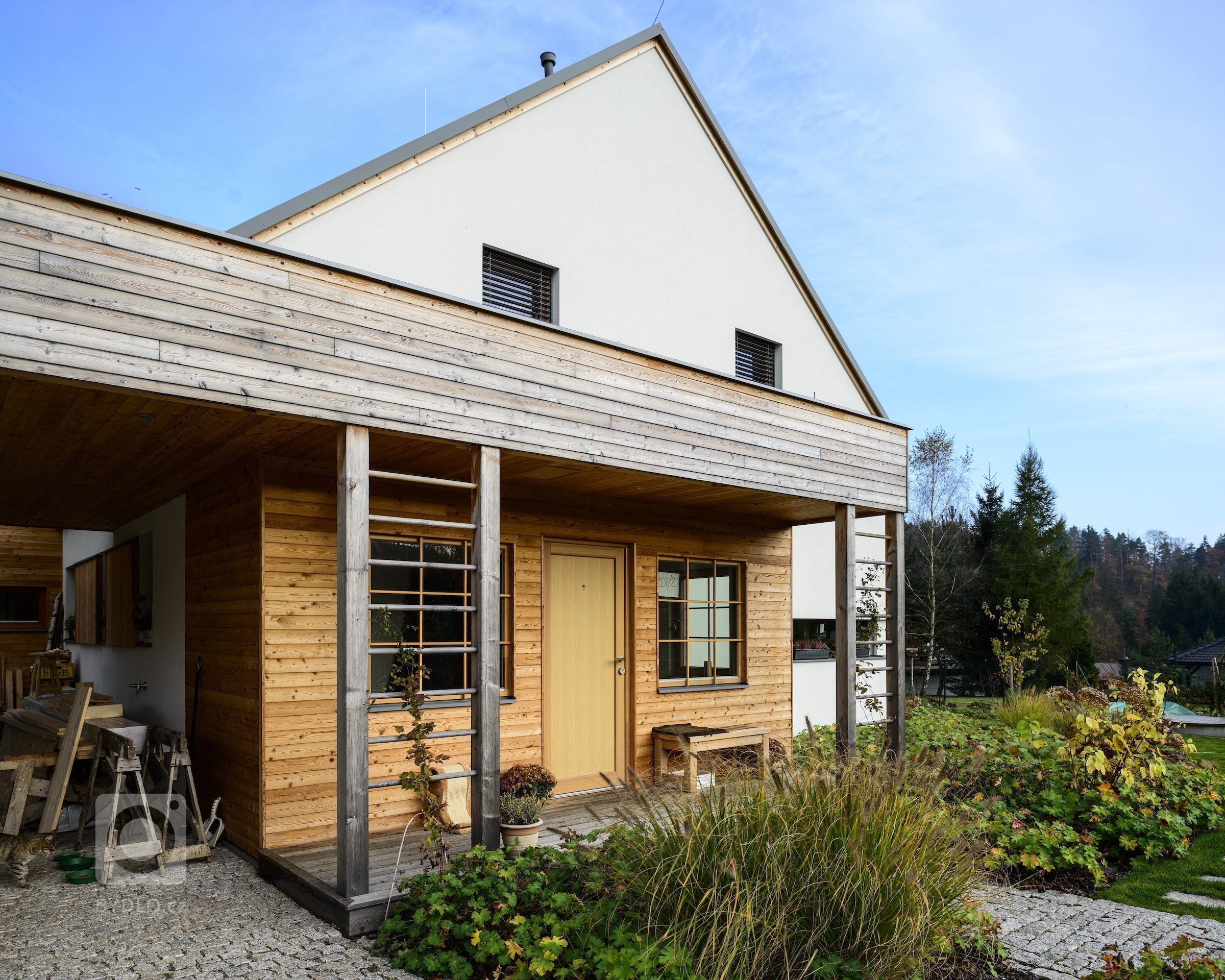 Koncepce rodinného domu s&nbsp;permakulturní zahradou pro japonsko-český manželský pár je vedena snahou o&nbsp;jednoduché, funkční a kultivované řešení, které…