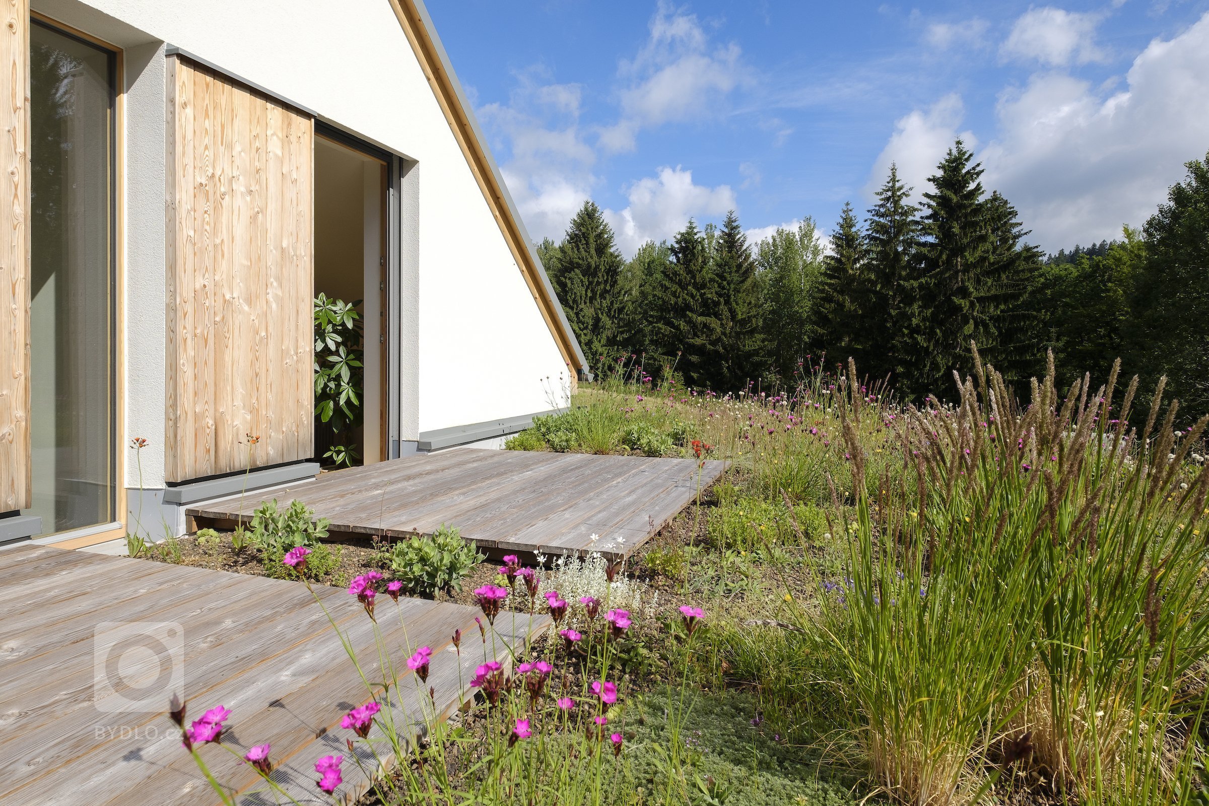 Koncepce rodinného domu s&nbsp;permakulturní zahradou pro japonsko-český manželský pár je vedena snahou o&nbsp;jednoduché, funkční a kultivované řešení, které…