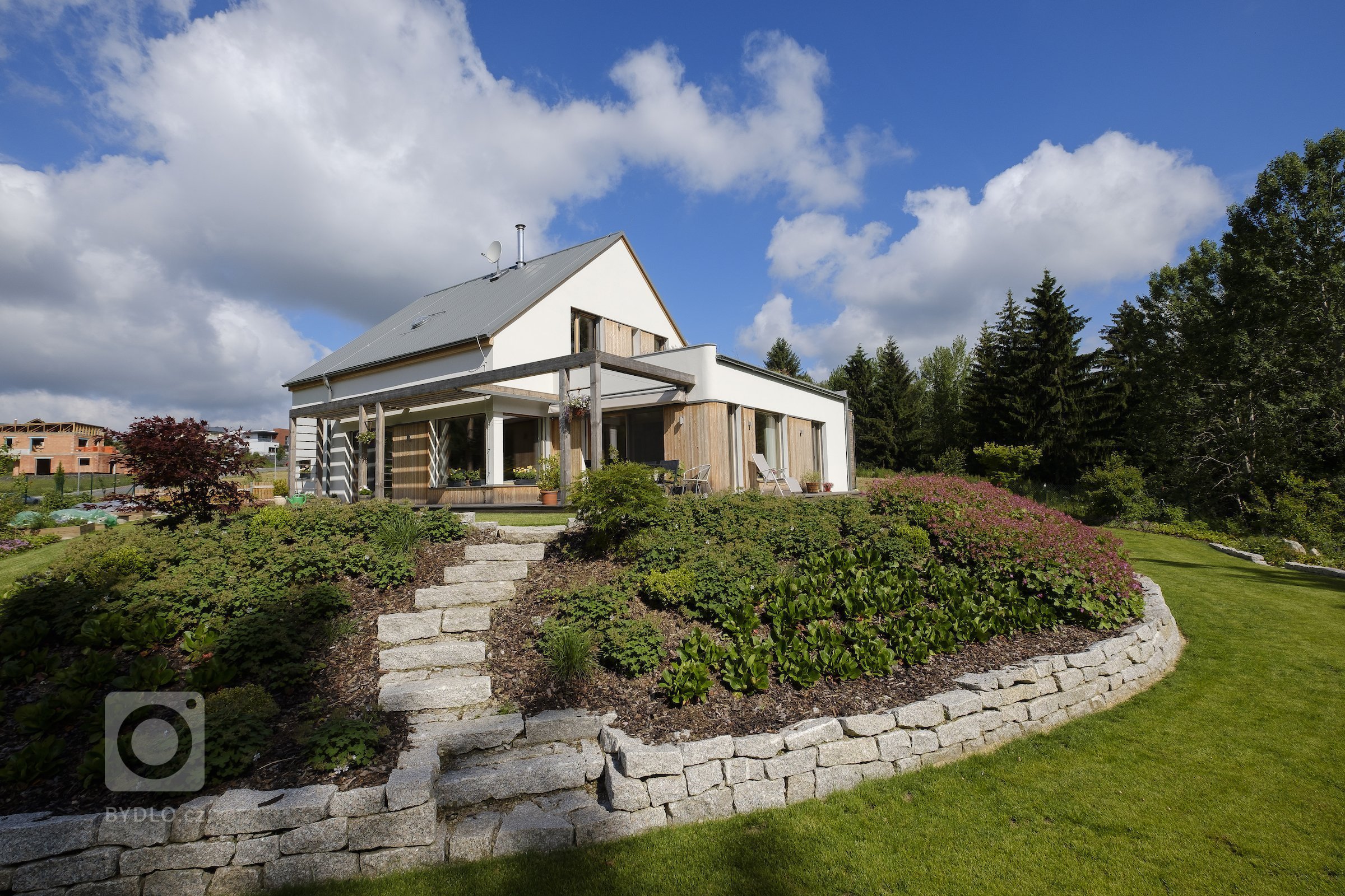 Koncepce rodinného domu s&nbsp;permakulturní zahradou pro japonsko-český manželský pár je vedena snahou o&nbsp;jednoduché, funkční a kultivované řešení, které…