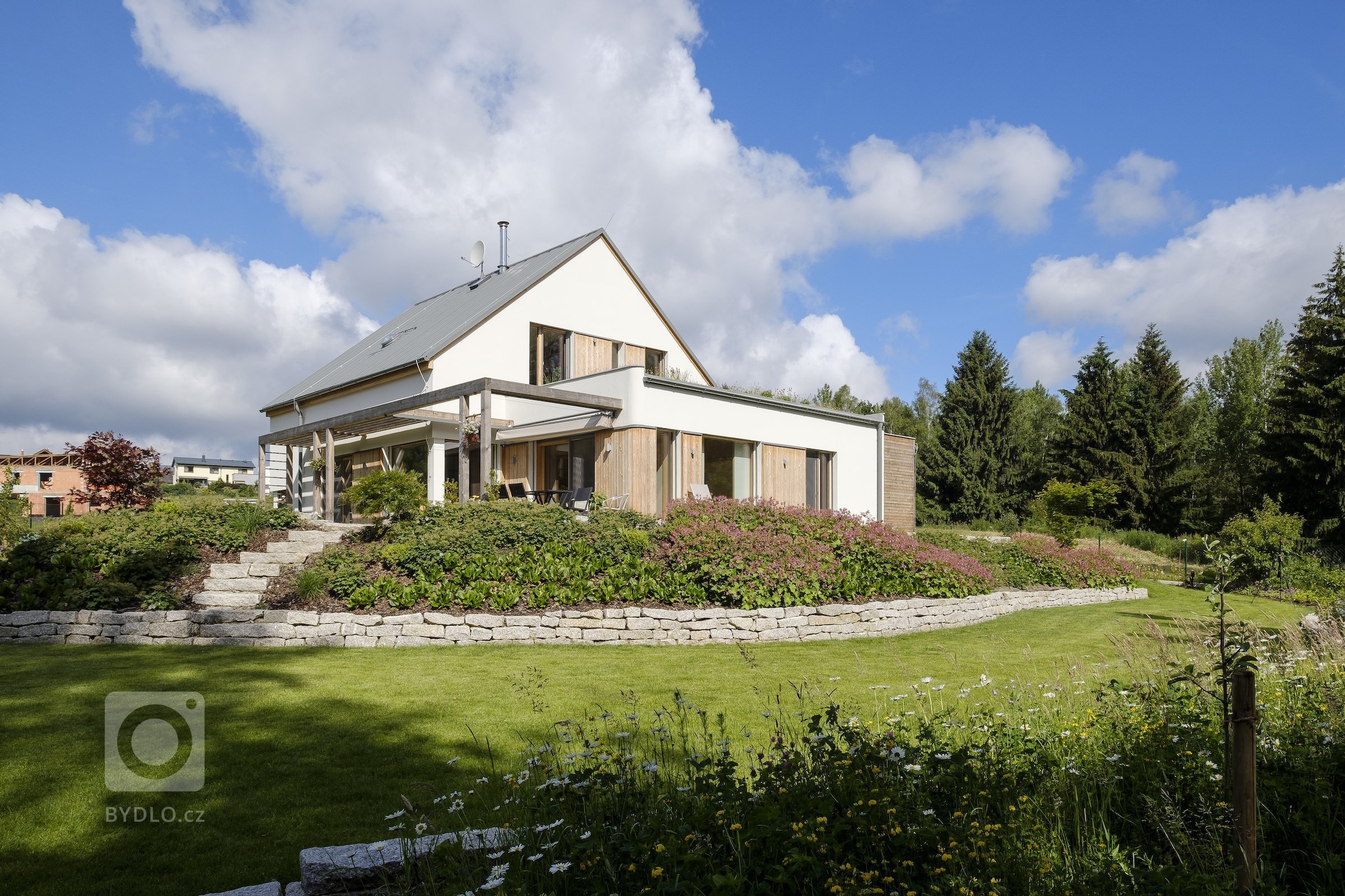 Koncepce rodinného domu s&nbsp;permakulturní zahradou pro japonsko-český manželský pár je vedena snahou o&nbsp;jednoduché, funkční a kultivované řešení, které…