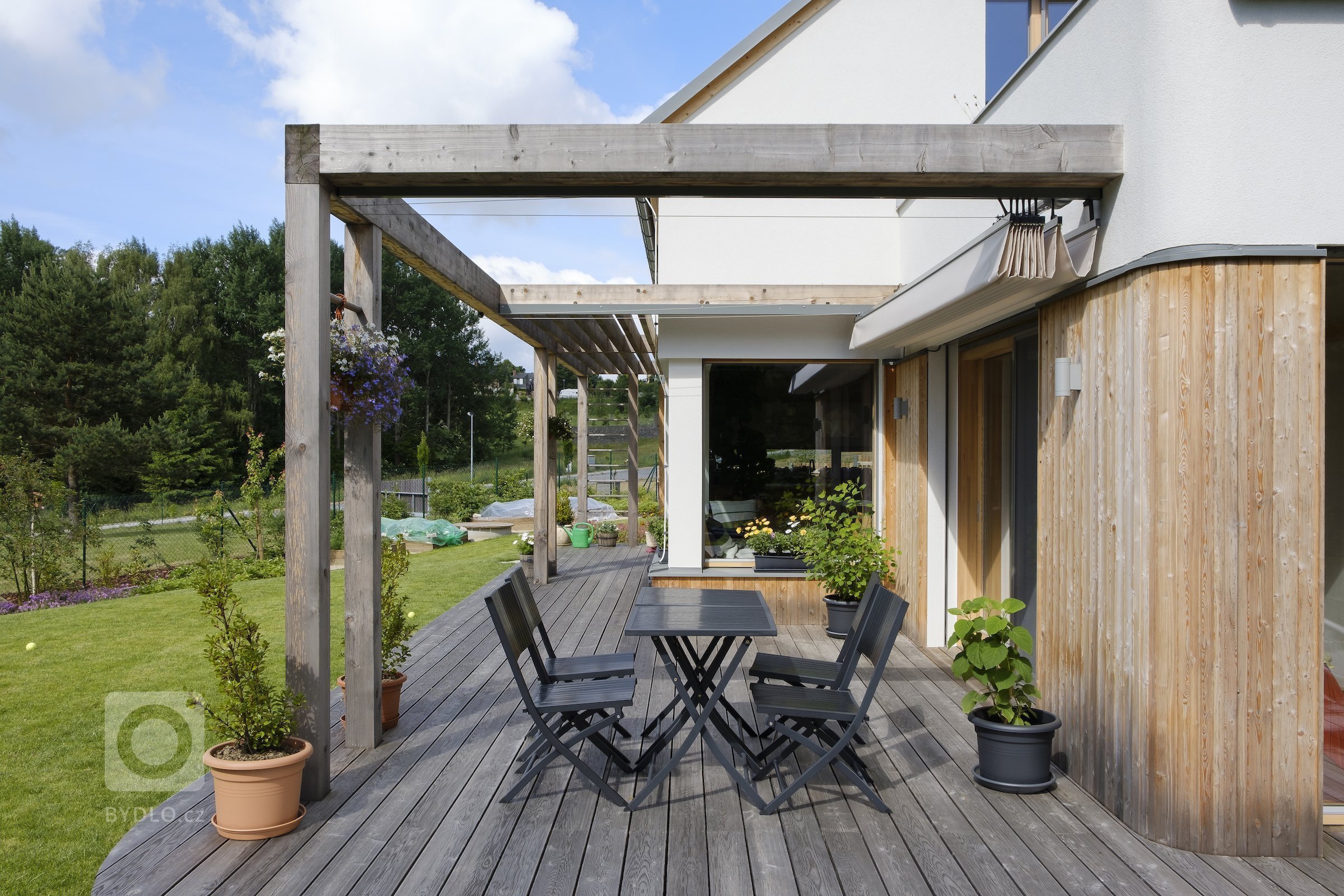 Koncepce rodinného domu s&nbsp;permakulturní zahradou pro japonsko-český manželský pár je vedena snahou o&nbsp;jednoduché, funkční a kultivované řešení, které…