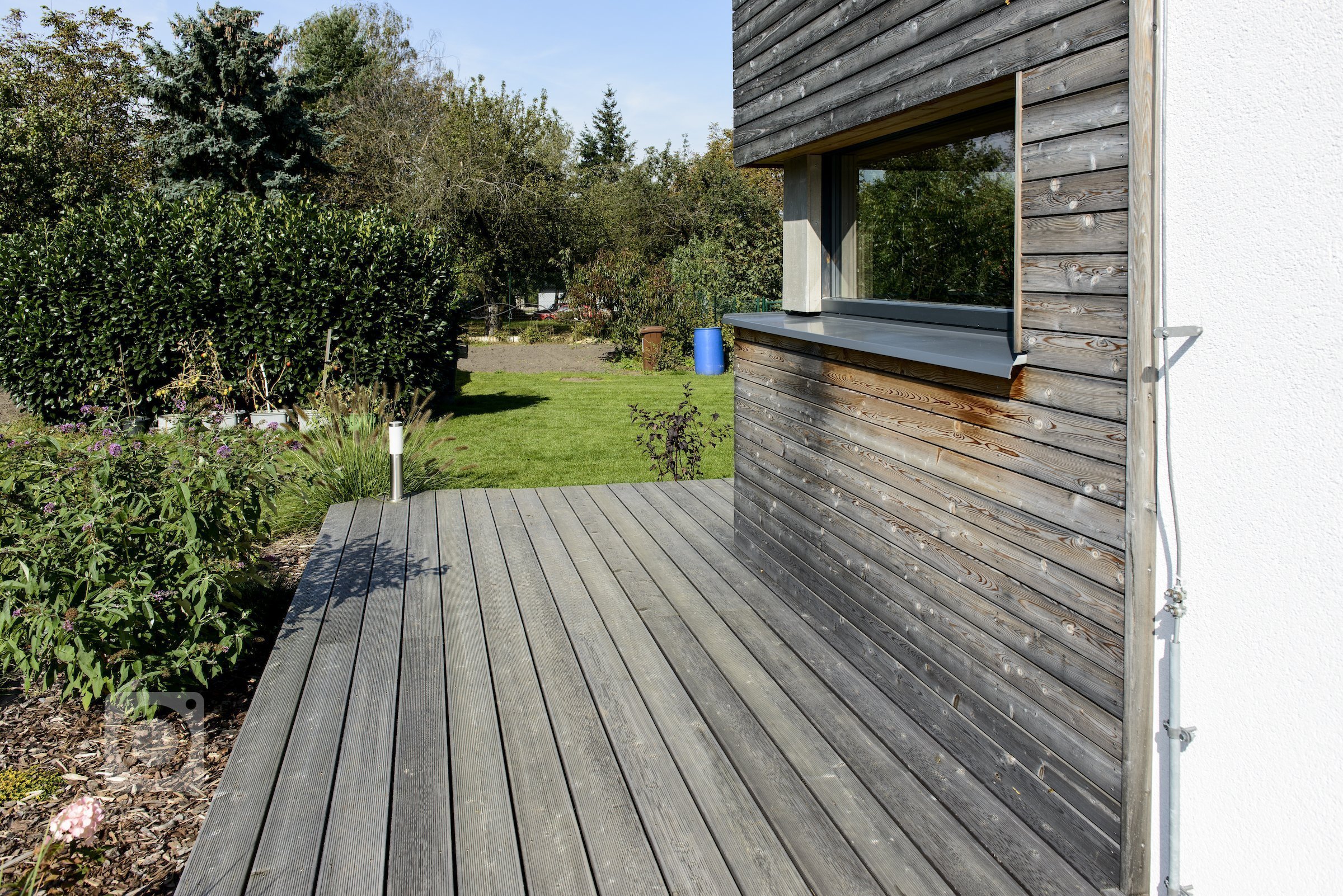 Rodinný dům s přízemím a obytným podkrovím pro manželský pár se dvěma menšími dětmi. Jedná se o moderní skeletovou dřevostavbu s difúzně otevřenou skladbou…