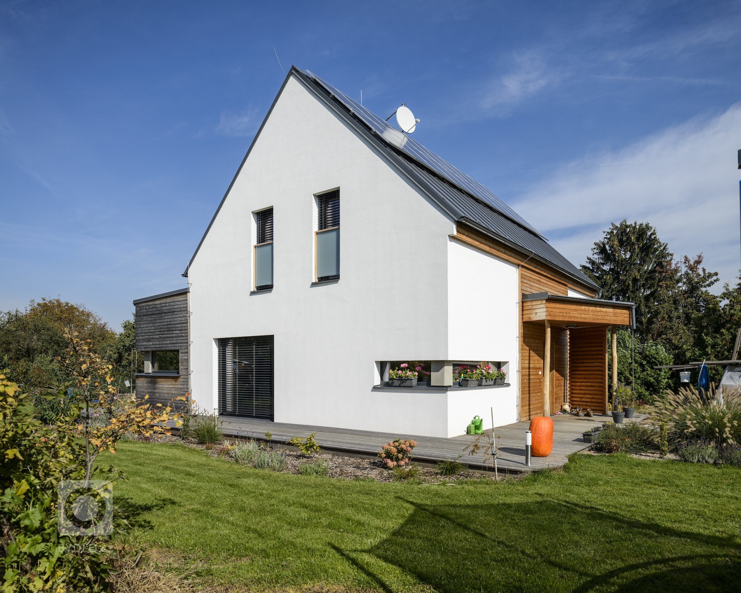 Rodinný dům s přízemím a obytným podkrovím pro manželský pár se dvěma menšími dětmi. Jedná se o moderní skeletovou dřevostavbu s difúzně otevřenou skladbou…