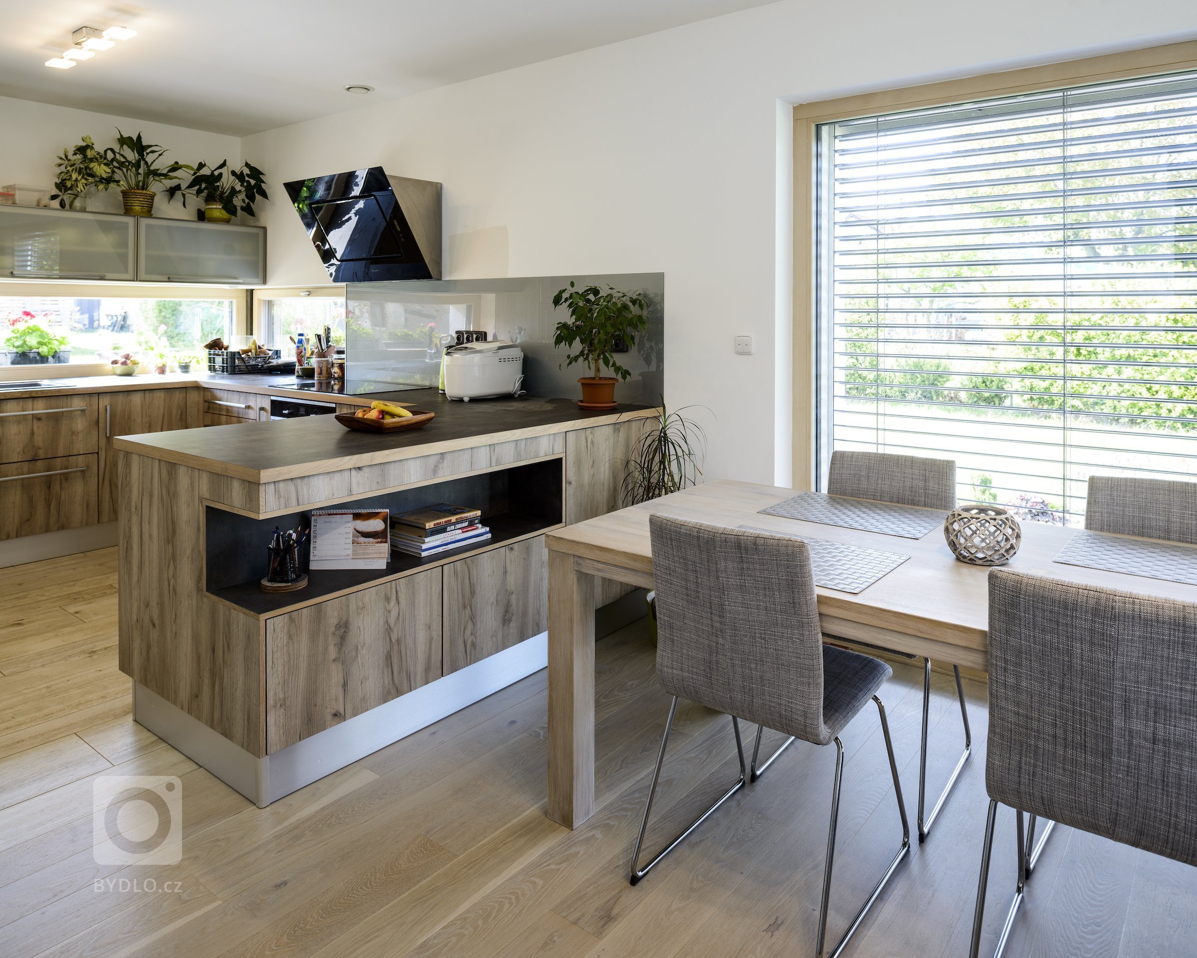 Rodinný dům s přízemím a obytným podkrovím pro manželský pár se dvěma menšími dětmi. Jedná se o moderní skeletovou dřevostavbu s difúzně otevřenou skladbou…