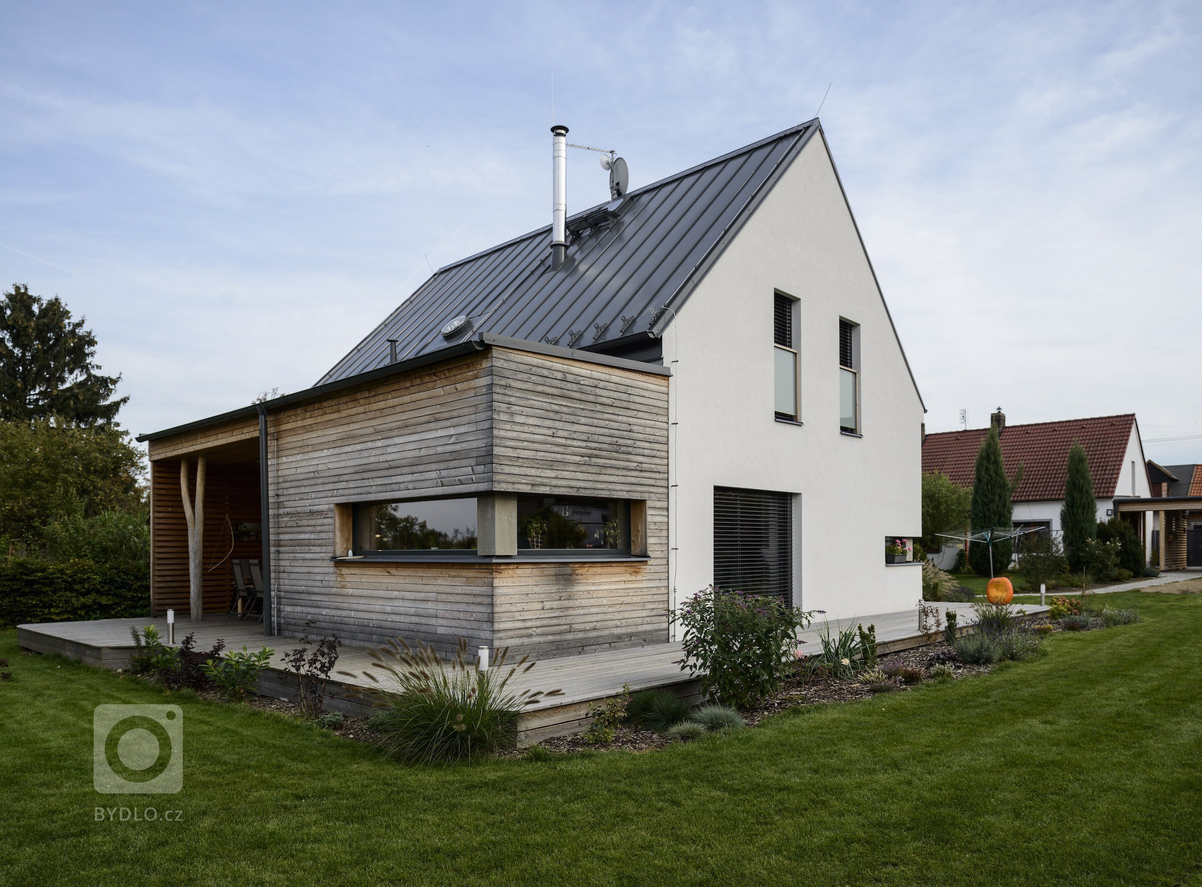Rodinný dům s přízemím a obytným podkrovím pro manželský pár se dvěma menšími dětmi. Jedná se o moderní skeletovou dřevostavbu s difúzně otevřenou skladbou…
