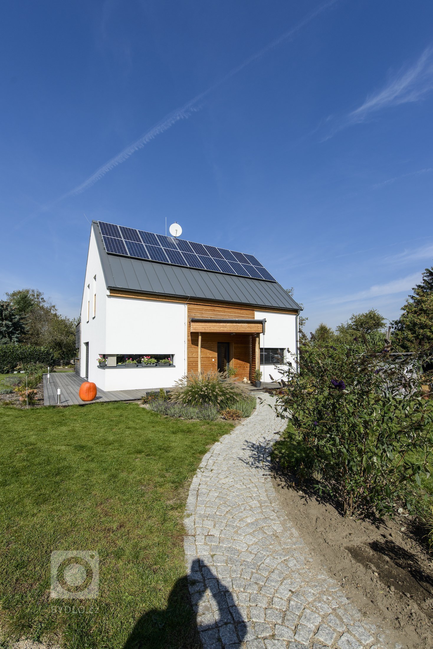 Rodinný dům s přízemím a obytným podkrovím pro manželský pár se dvěma menšími dětmi. Jedná se o moderní skeletovou dřevostavbu s difúzně otevřenou skladbou…