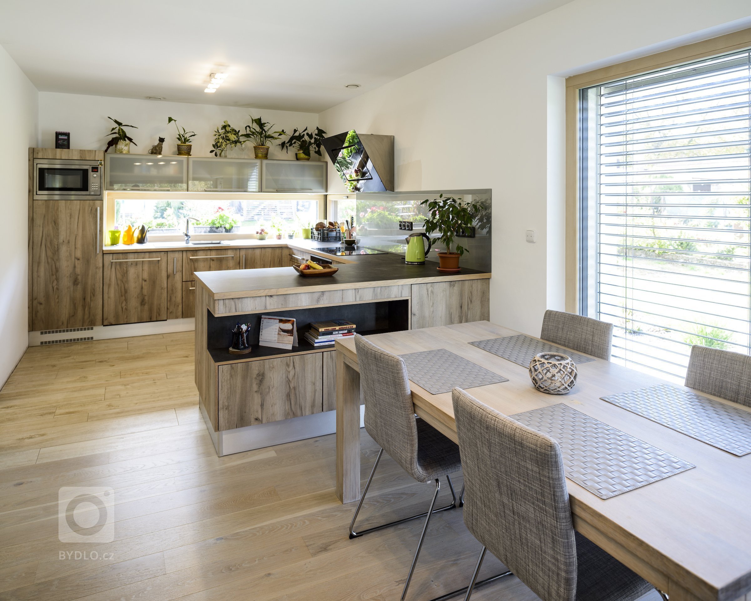 Rodinný dům s přízemím a obytným podkrovím pro manželský pár se dvěma menšími dětmi. Jedná se o moderní skeletovou dřevostavbu s difúzně otevřenou skladbou…