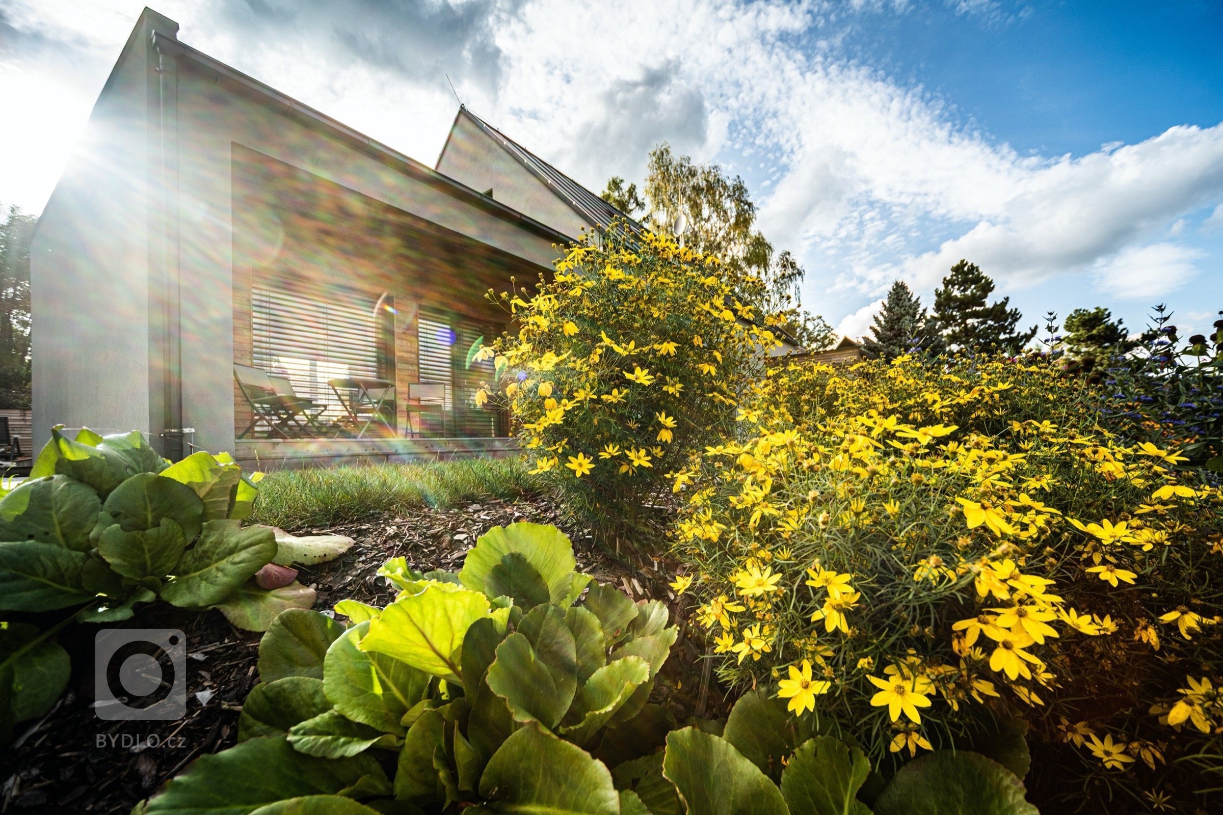 Částečně dvoupodlažní rodinný dům, v&nbsp;podhůří Jizerských hor, pro manželský pár se dvěma menšími dětmi. Dům je umístěn v&nbsp;západní části svažitého…