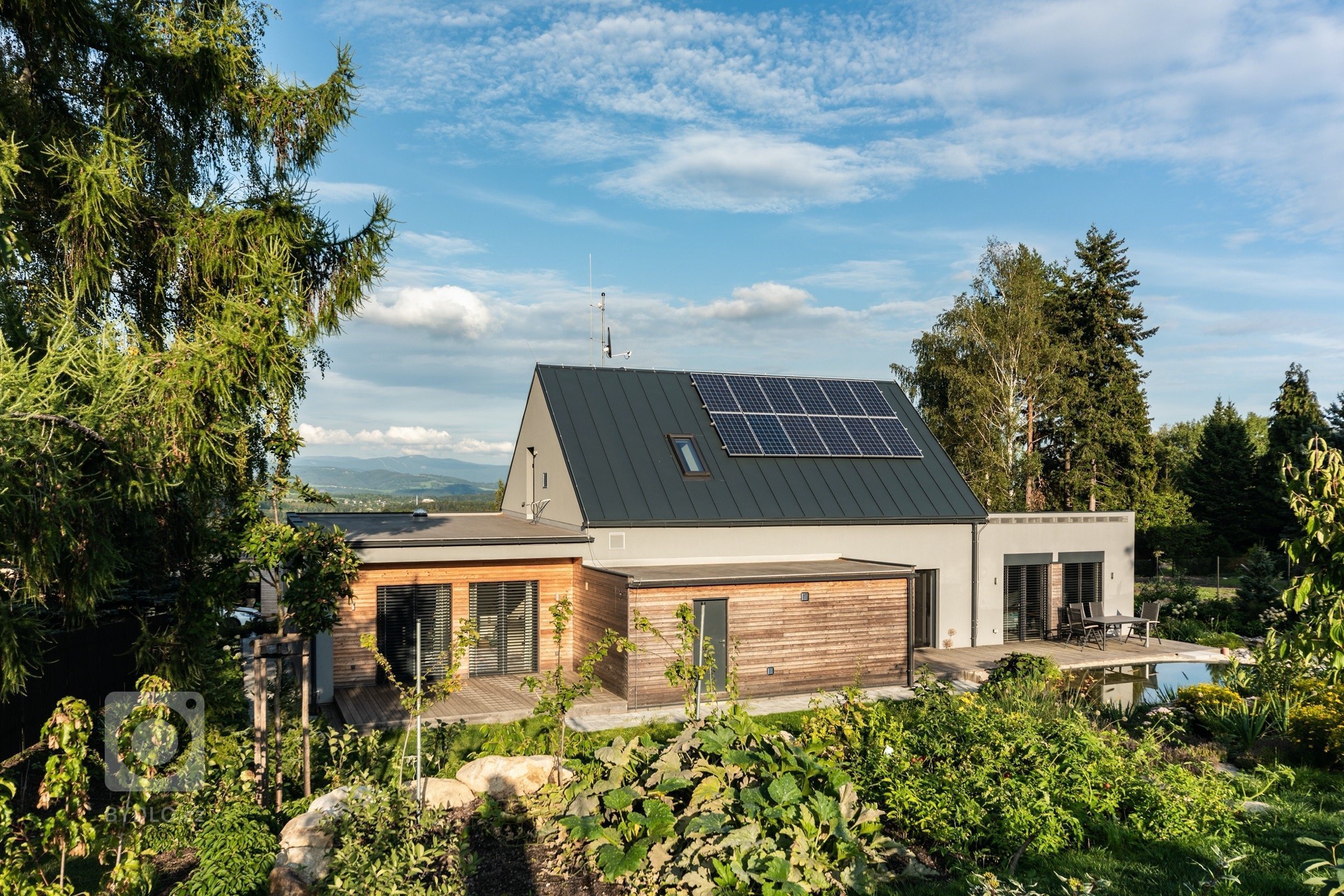 Částečně dvoupodlažní rodinný dům, v&nbsp;podhůří Jizerských hor, pro manželský pár se dvěma menšími dětmi. Dům je umístěn v&nbsp;západní části svažitého…