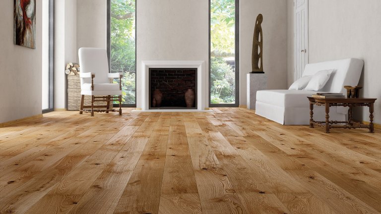 Dubová podlaha s 2x frézovanými hranami potažená bezbarvým přírodním olejem. Krása přírodního dřeva je navíc obohacena kartáčováním.
