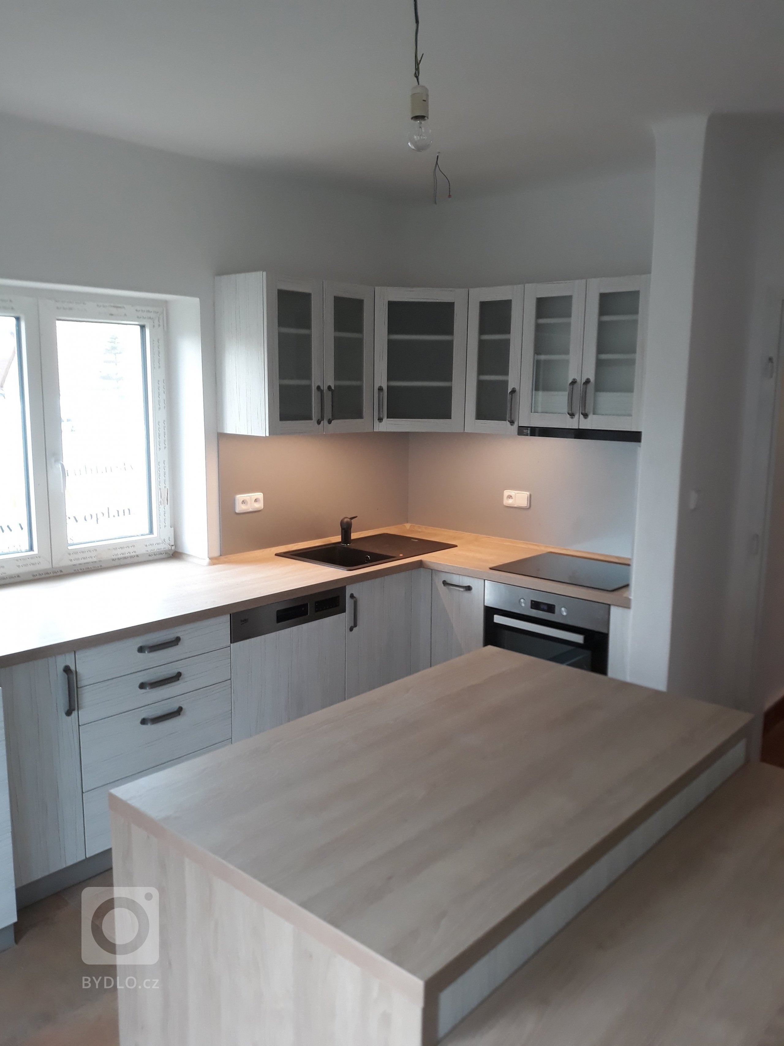 Kuchyňská linka vyrobená na zakázku . Materiály použité při výrobě jsou kvalitní české , německé a rakouské výroby . Realizaci předcházela výkresová…