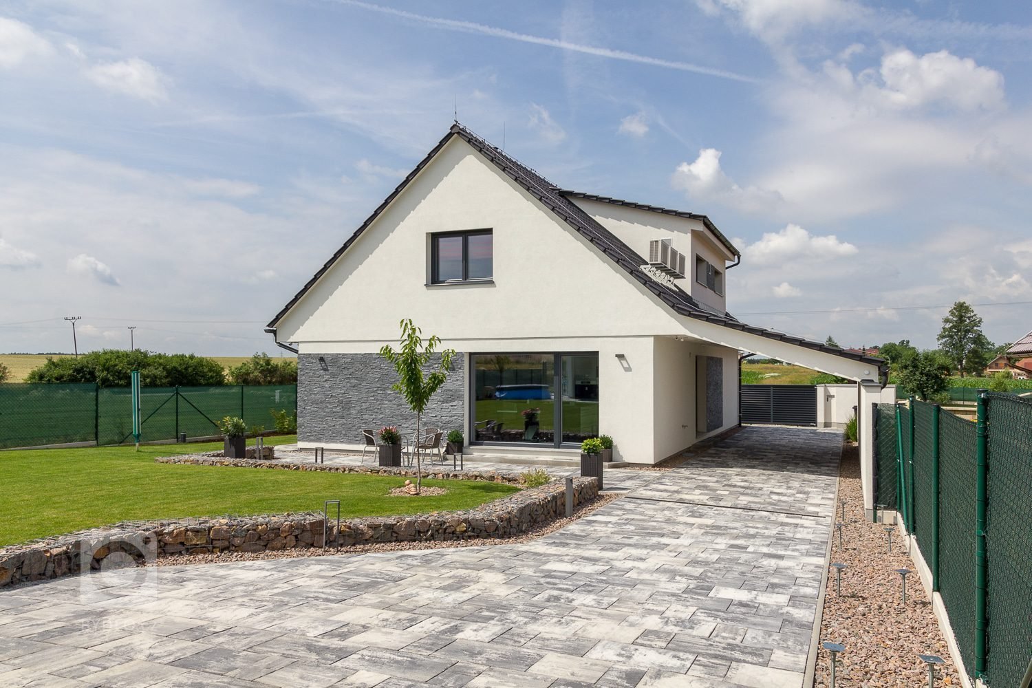 Atypický dům v Libranticích se projektoval na&nbsp;úzkou parcelu. Tato dřevostavba je také&nbsp;vhodná i pro oblasti&nbsp;s požadavkem na větší sklon střechy.…