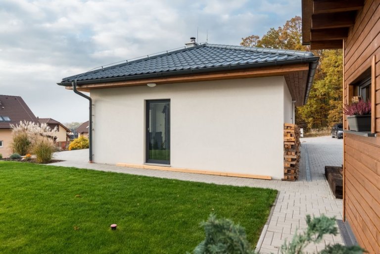 Bungalov&nbsp;MS 04&nbsp;o dispozici 4+kk a užitné ploše 91 m2&nbsp;je postaven na svažitém pozemku s&nbsp;výhodnou orientací ke světovým stranám, kde je…