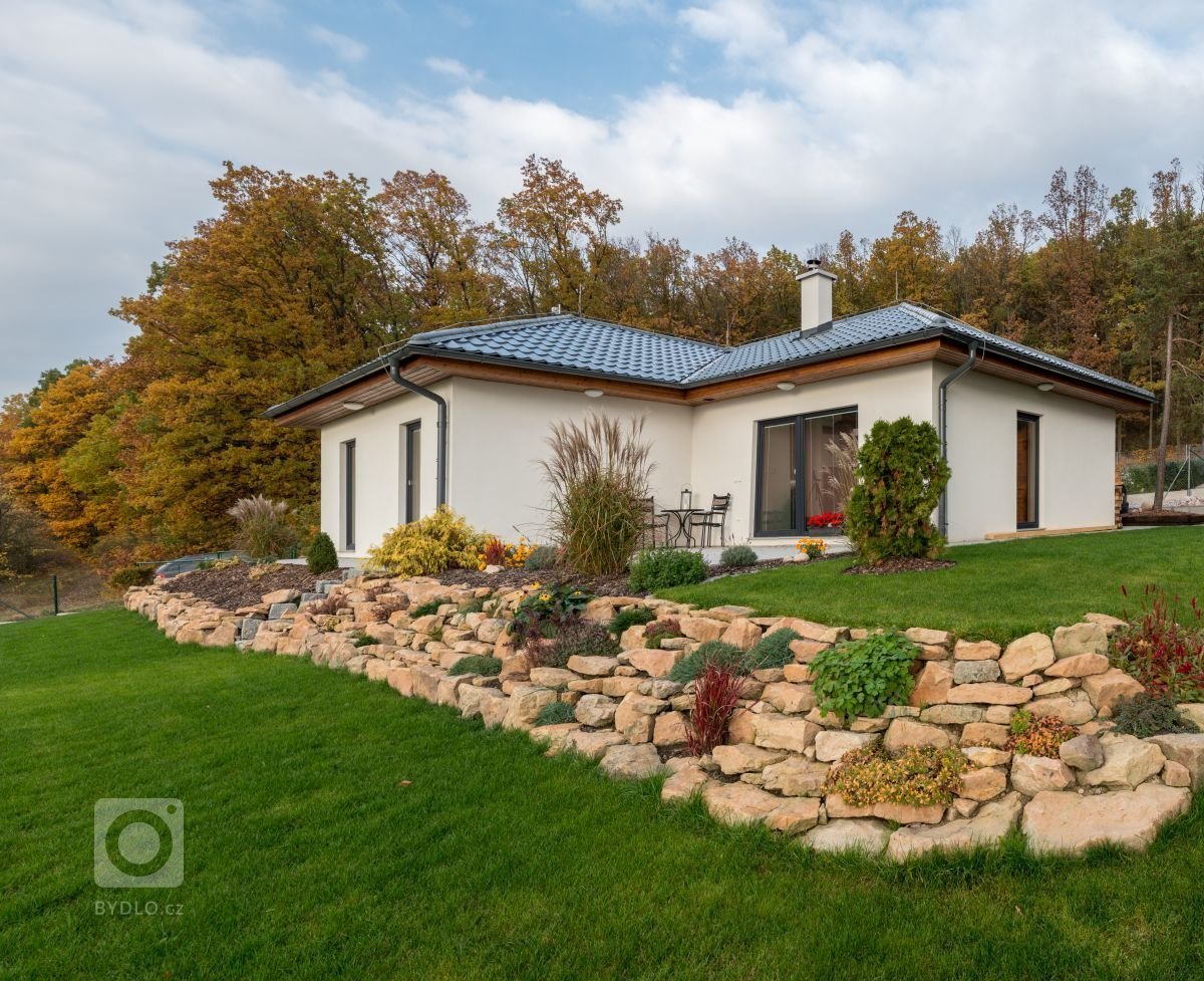 Bungalov&nbsp;MS 04&nbsp;o dispozici 4+kk a užitné ploše 91 m2&nbsp;je postaven na svažitém pozemku s&nbsp;výhodnou orientací ke světovým stranám, kde je…