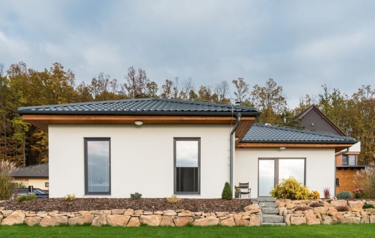 Bungalov&nbsp;MS 04&nbsp;o dispozici 4+kk a užitné ploše 91 m2&nbsp;je postaven na svažitém pozemku s&nbsp;výhodnou orientací ke světovým stranám, kde je…