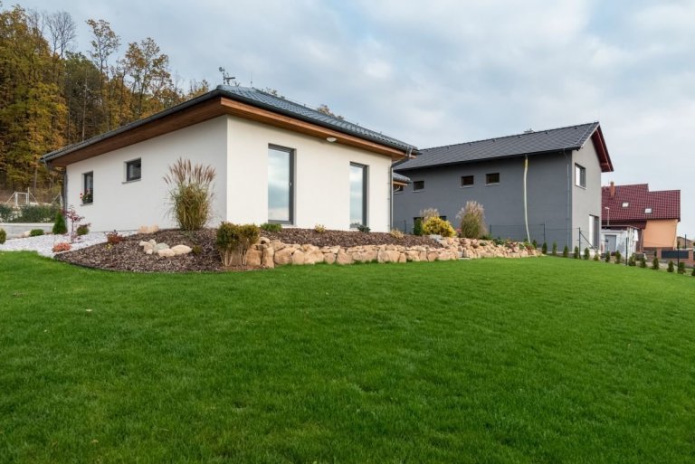 Bungalov&nbsp;MS 04&nbsp;o dispozici 4+kk a užitné ploše 91 m2&nbsp;je postaven na svažitém pozemku s&nbsp;výhodnou orientací ke světovým stranám, kde je…