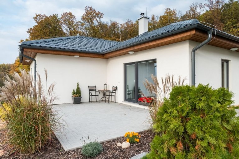 Bungalov&nbsp;MS 04&nbsp;o dispozici 4+kk a užitné ploše 91 m2&nbsp;je postaven na svažitém pozemku s&nbsp;výhodnou orientací ke světovým stranám, kde je…