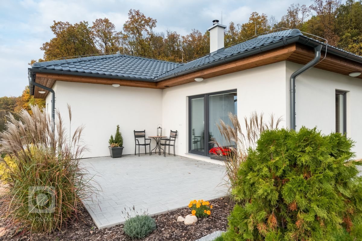 Bungalov&nbsp;MS 04&nbsp;o dispozici 4+kk a užitné ploše 91 m2&nbsp;je postaven na svažitém pozemku s&nbsp;výhodnou orientací ke světovým stranám, kde je…