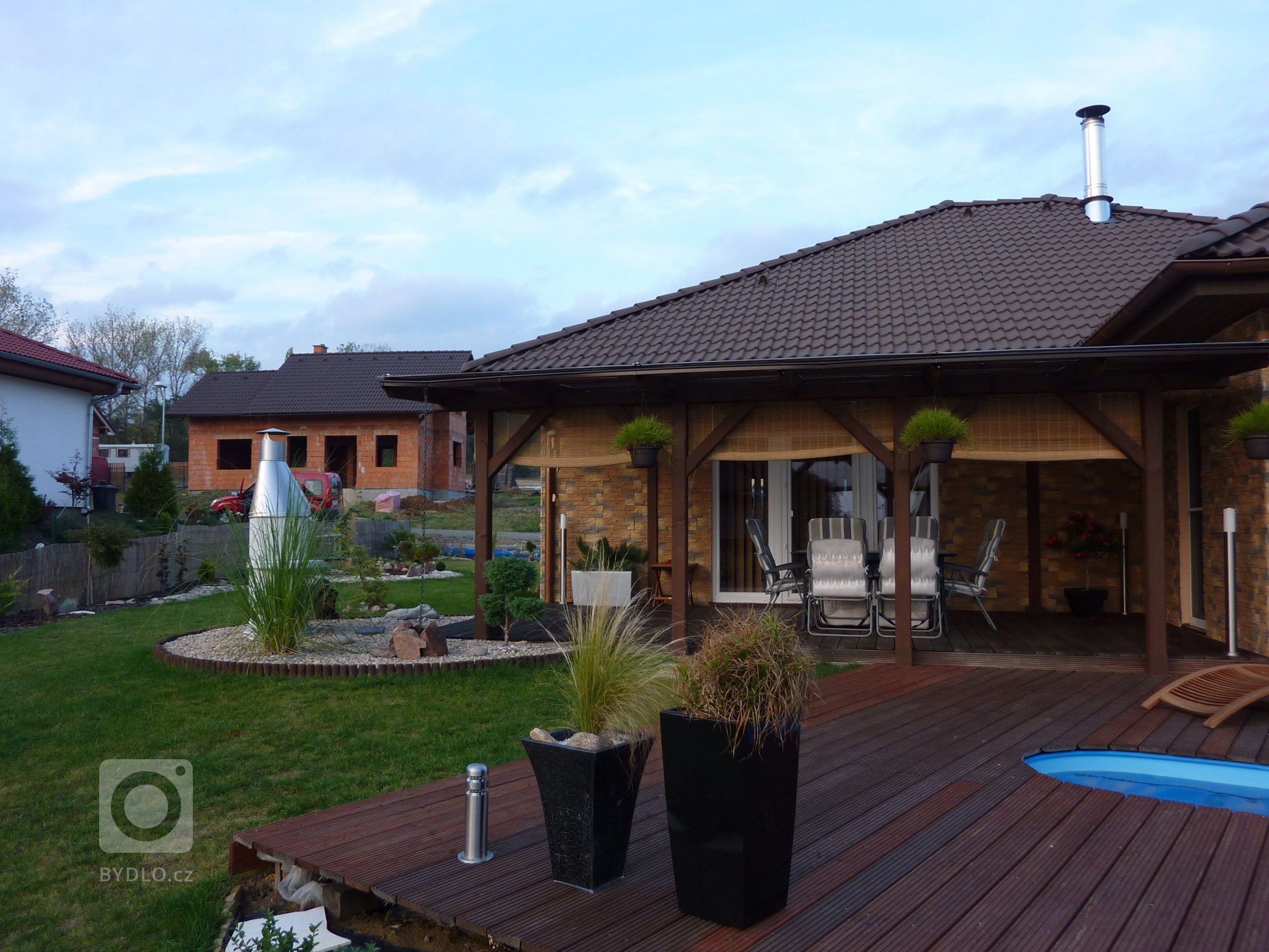 Bungalov&nbsp;MS 07&nbsp;postavený na rovinatém pozemku má dispozici 4+kk + garáž a jeho užitná plocha včetně garáže činí 126 m2. Typ MS 07 je větší dům s&nbsp…