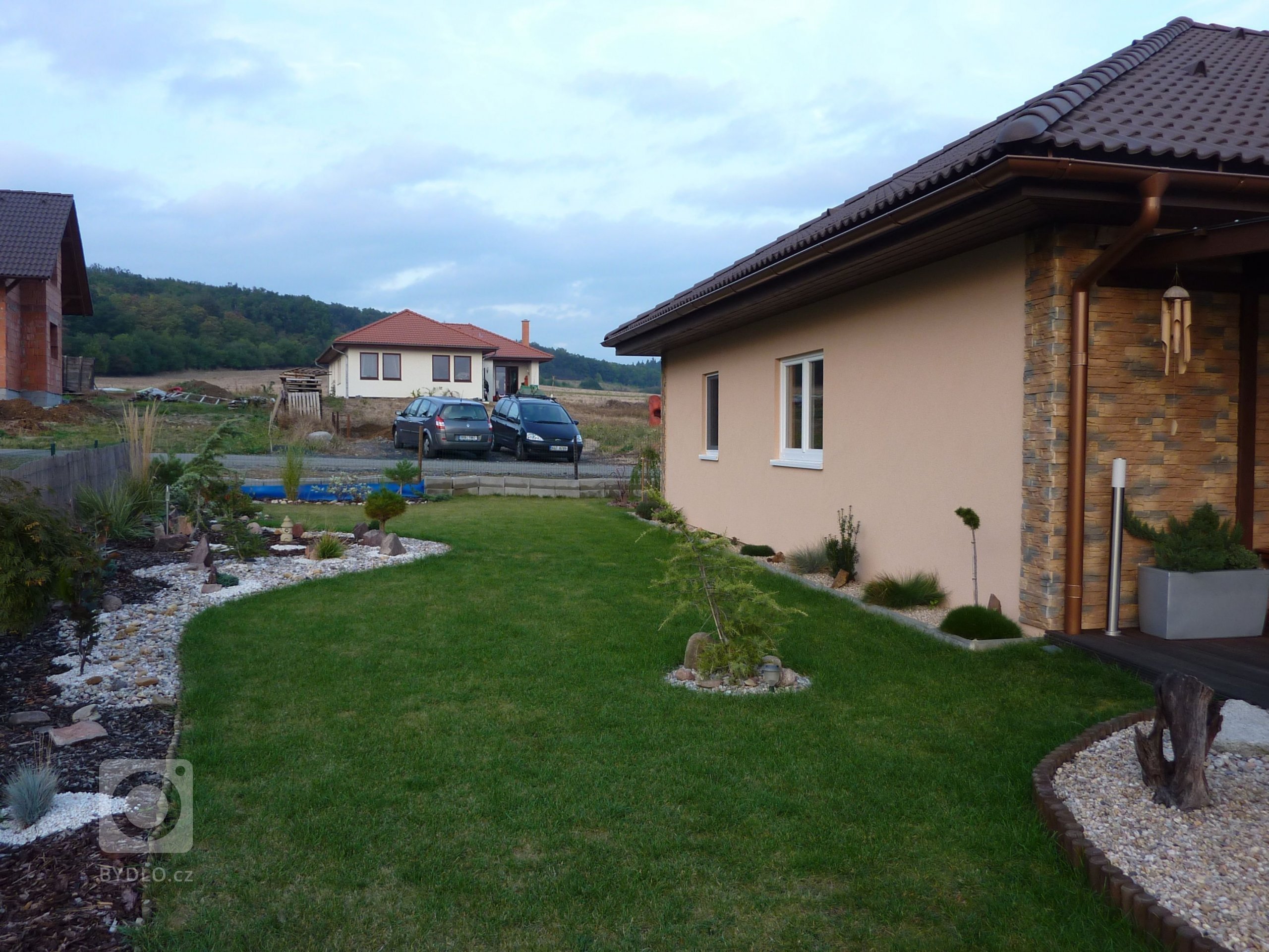 Bungalov&nbsp;MS 07&nbsp;postavený na rovinatém pozemku má dispozici 4+kk + garáž a jeho užitná plocha včetně garáže činí 126 m2. Typ MS 07 je větší dům s&nbsp…