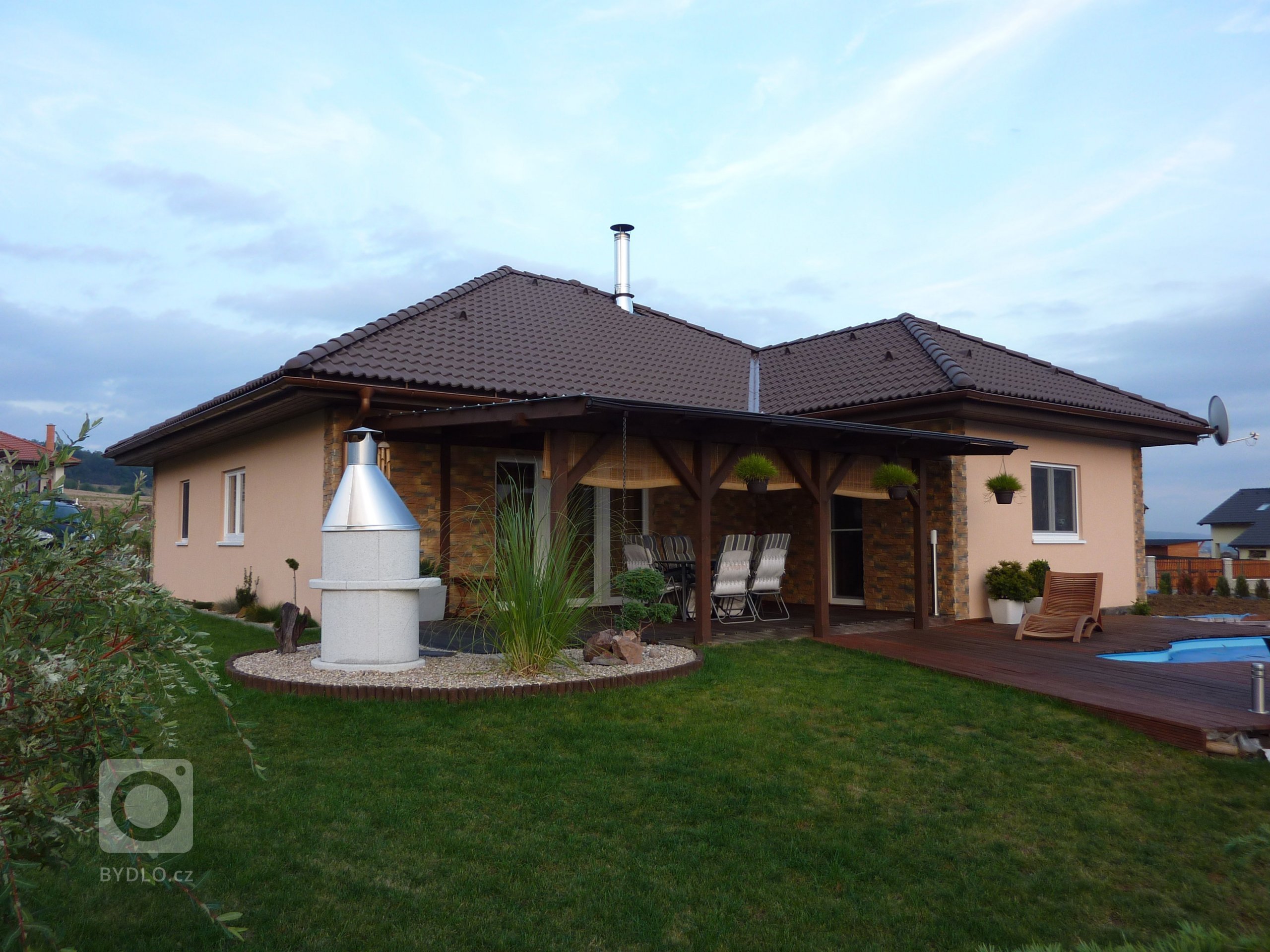 Bungalov&nbsp;MS 07&nbsp;postavený na rovinatém pozemku má dispozici 4+kk + garáž a jeho užitná plocha včetně garáže činí 126 m2. Typ MS 07 je větší dům s&nbsp…