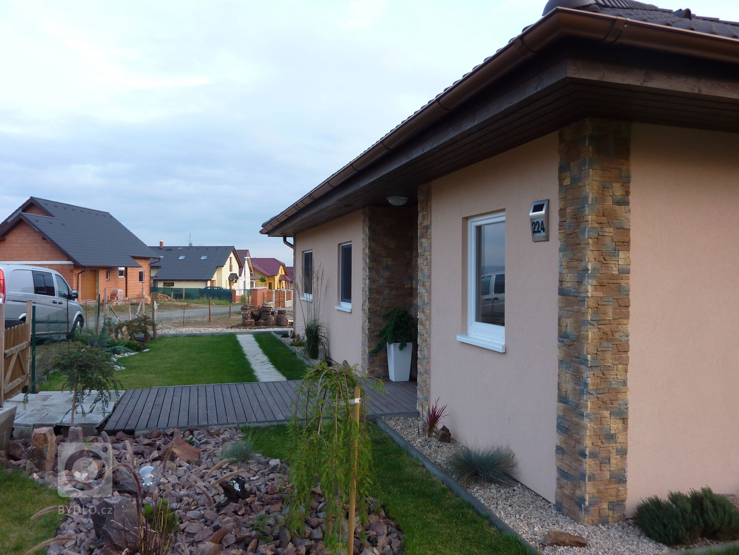 Bungalov&nbsp;MS 07&nbsp;postavený na rovinatém pozemku má dispozici 4+kk + garáž a jeho užitná plocha včetně garáže činí 126 m2. Typ MS 07 je větší dům s&nbsp…